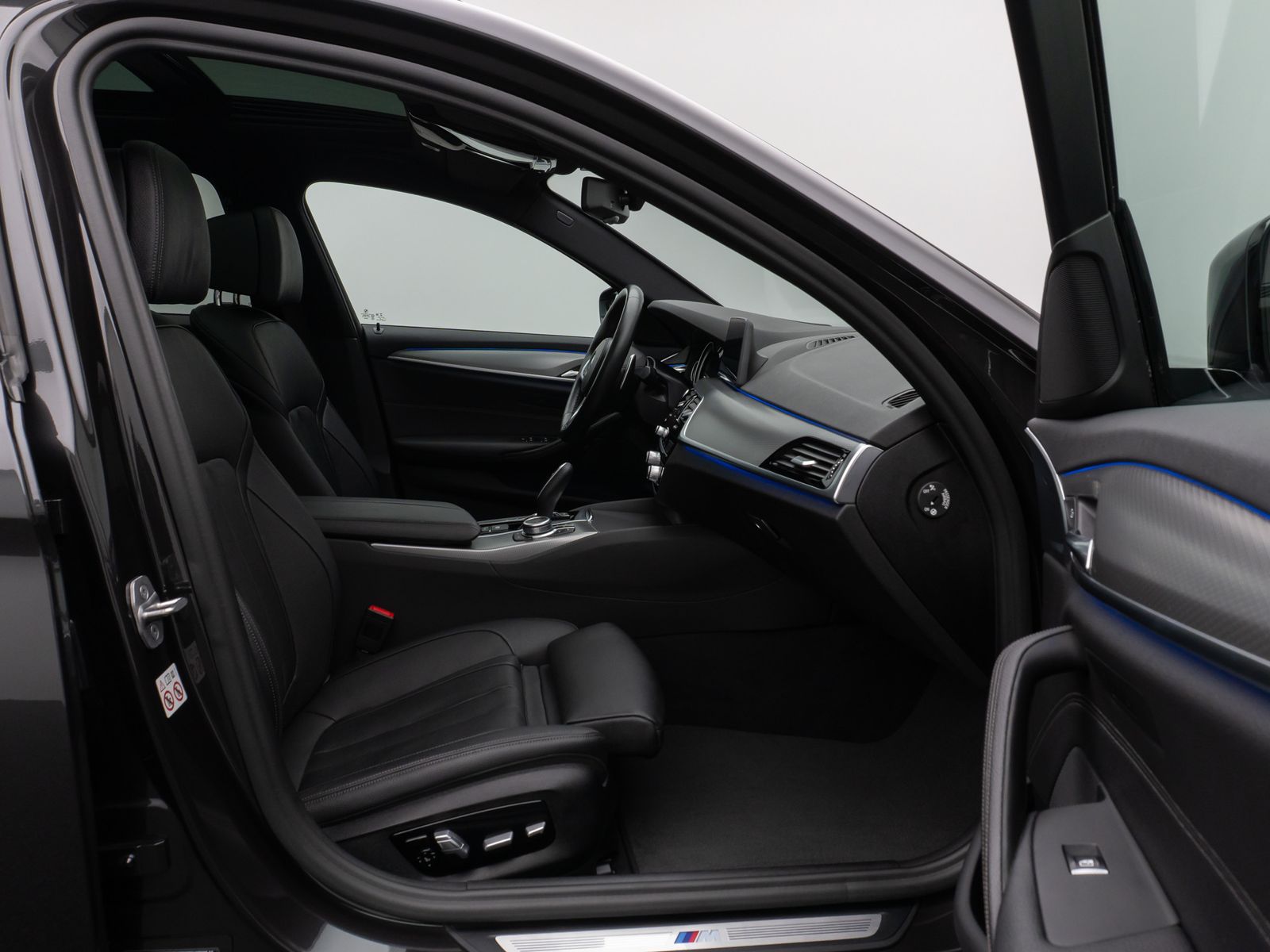 Fahrzeugabbildung BMW 520d M Sport Panorama 360° HUD HiFi AHK Komfort