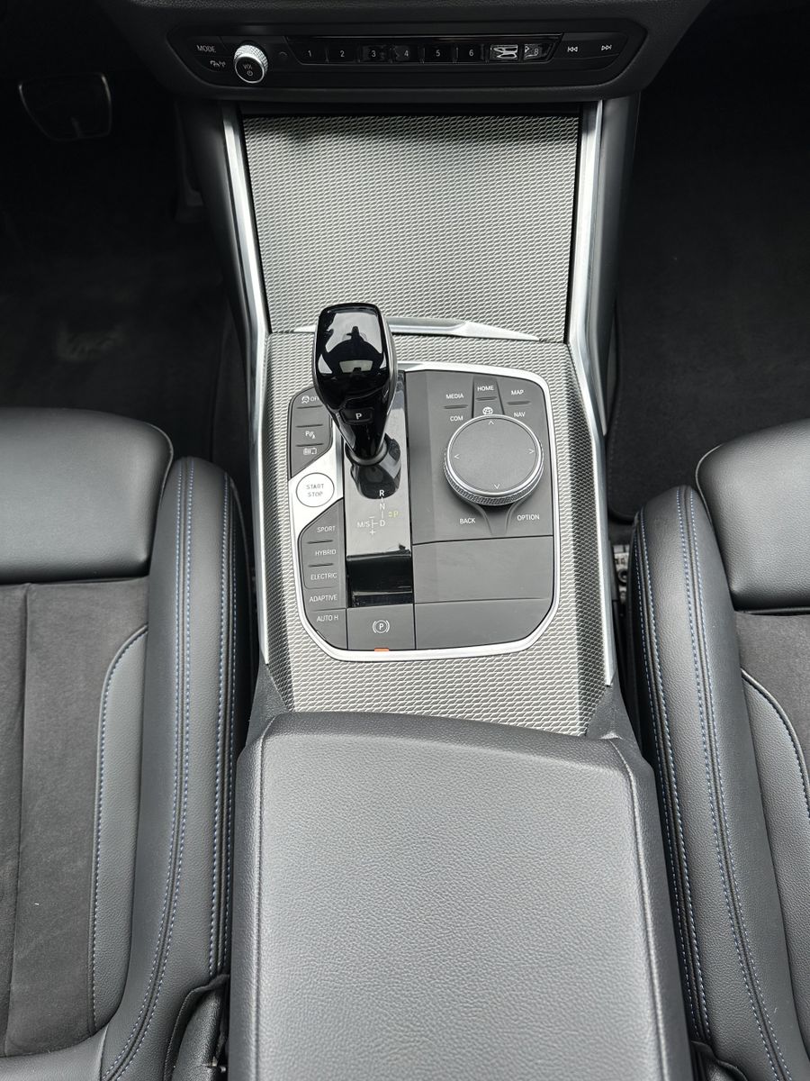 Fahrzeugabbildung BMW 330e Touring xD M-Sport NAV+LASER+PANO+HEADUP+VC