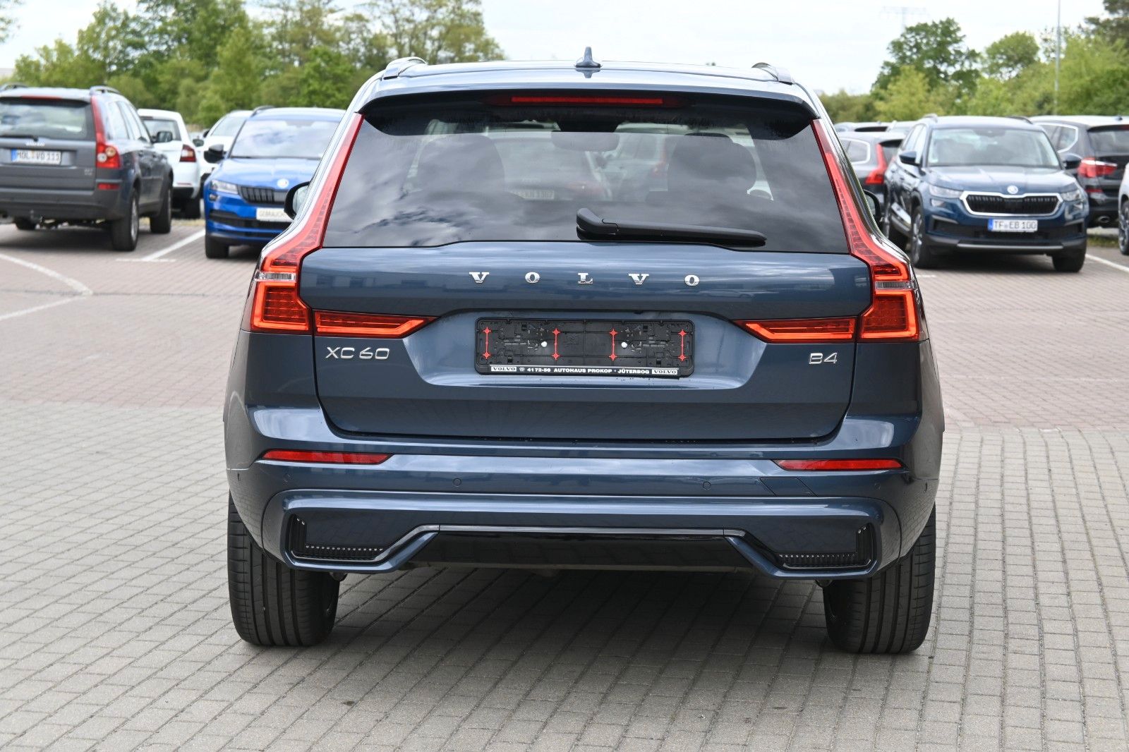 Fahrzeugabbildung Volvo XC60 B4D Plus Dark*LED*PANO*STHZ*360*H&K*BLIS