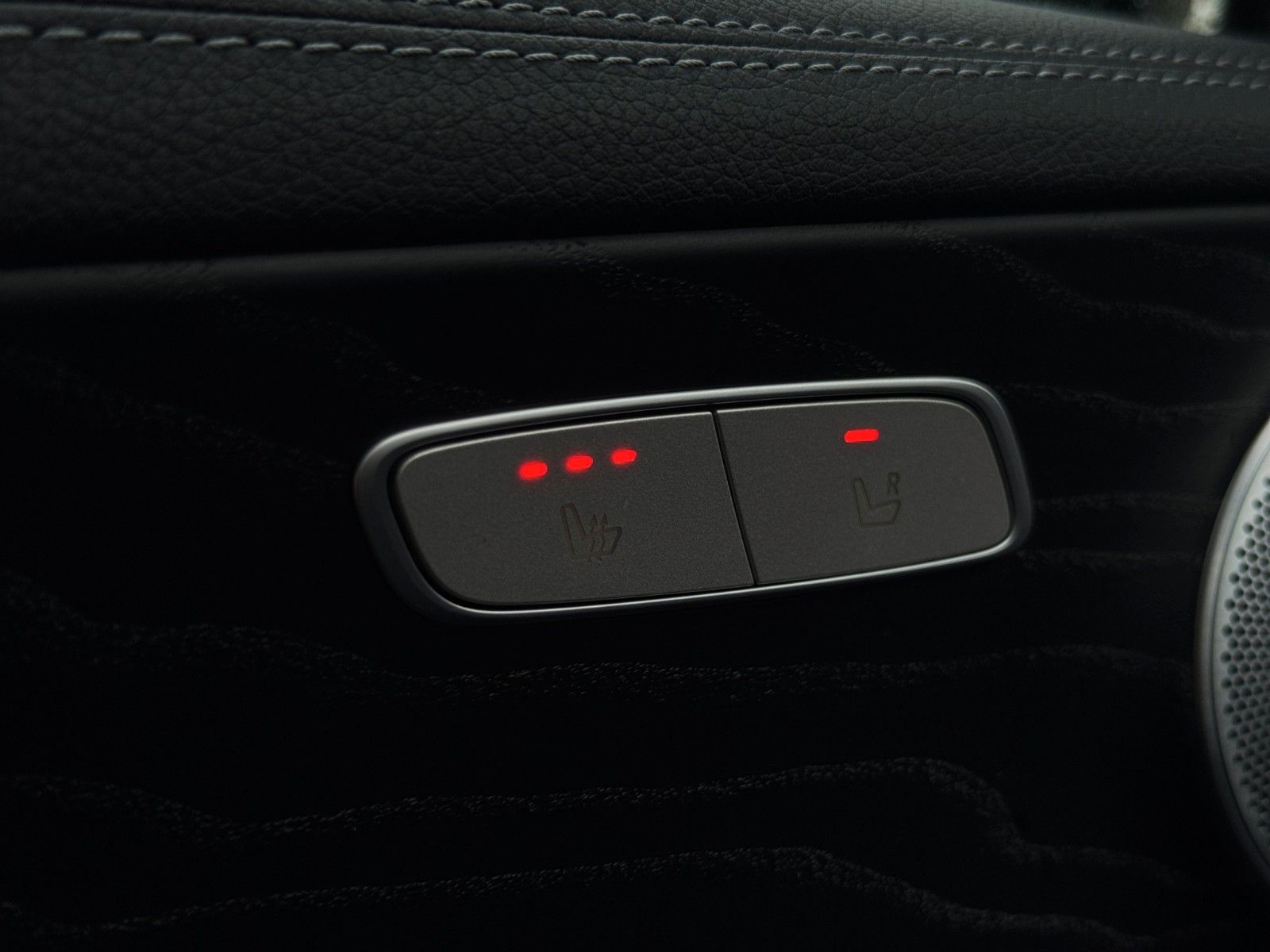 Fahrzeugabbildung Mercedes-Benz E 300de  AMG-Line/MBeam/Burmester/S-Dach