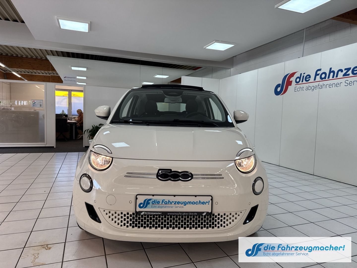 Fahrzeugabbildung Fiat 500 e Apple CarPlay Android Auto Klimaautom Fah