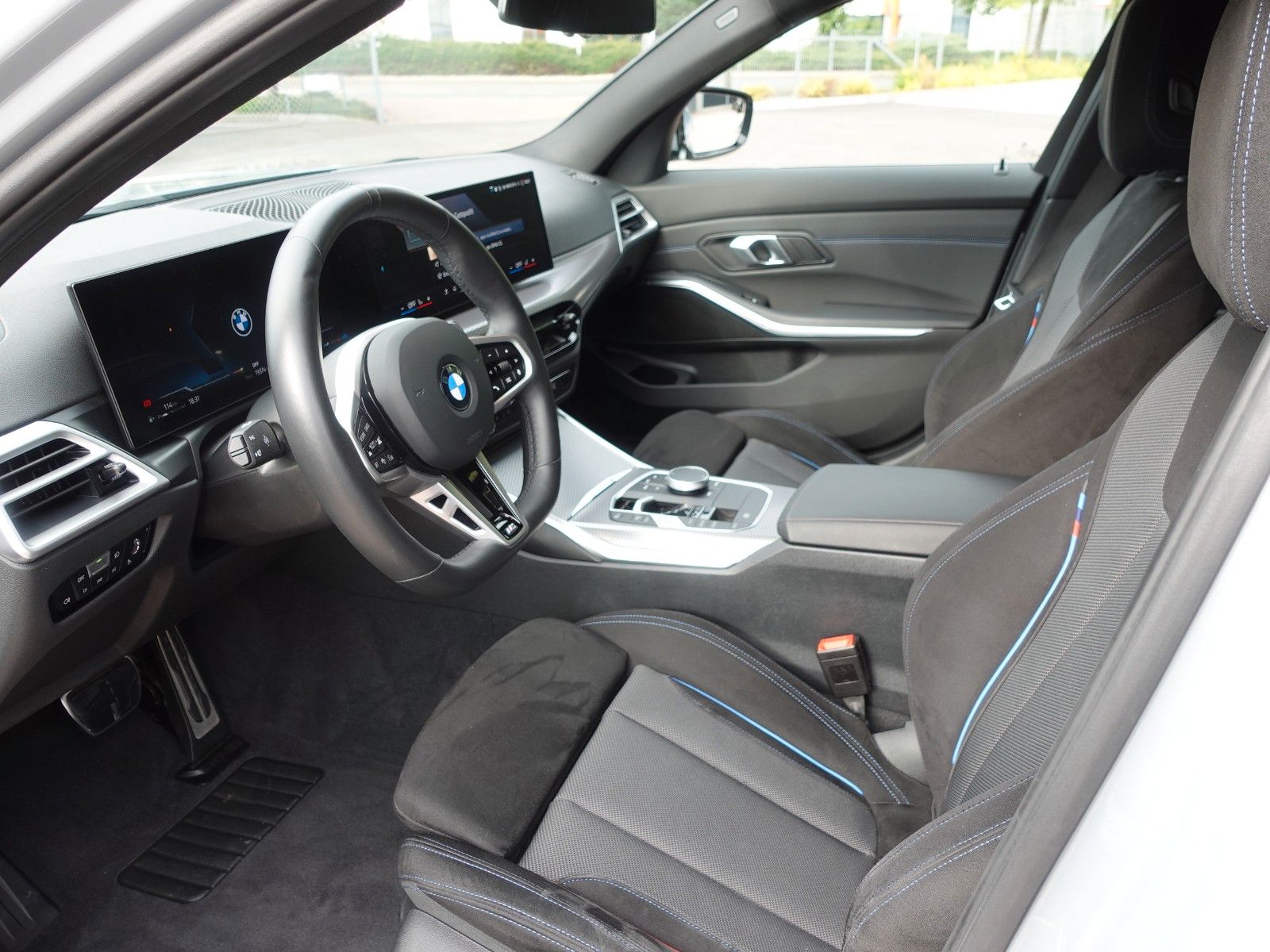 Fahrzeugabbildung BMW 318i Touring A M Sportpaket LMR19"/LED/Navi/Keyl