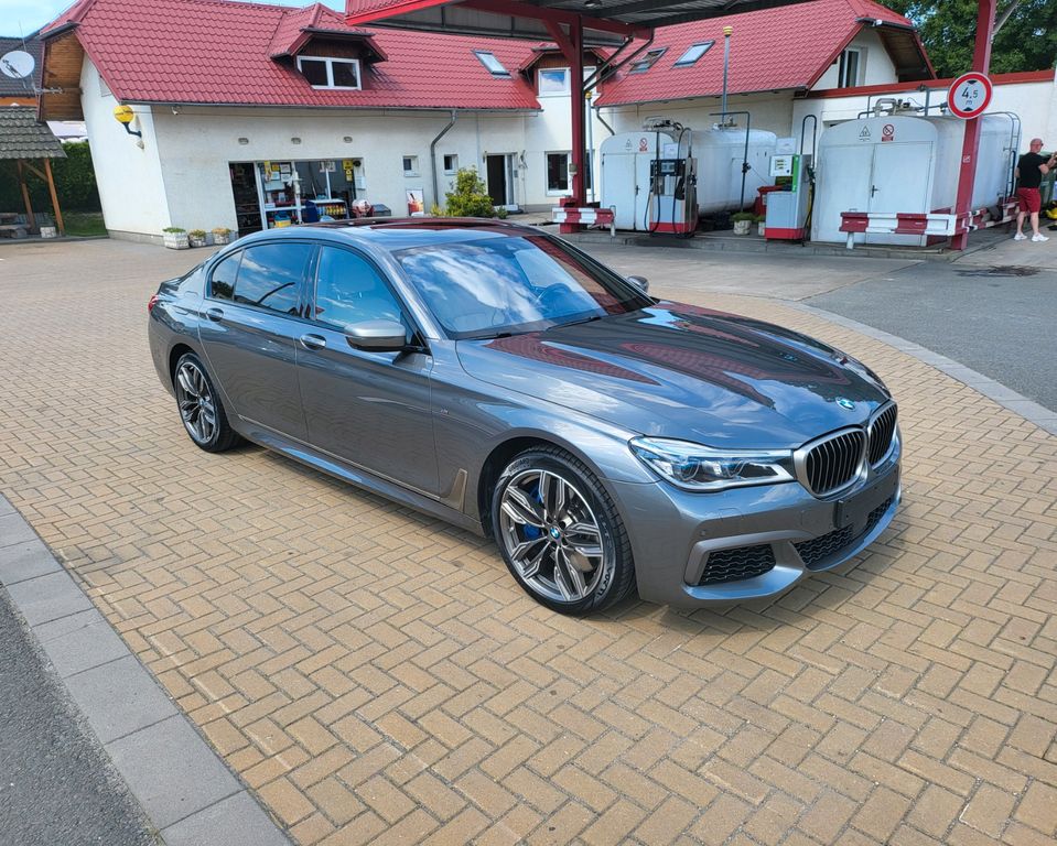 Image of BMW M760