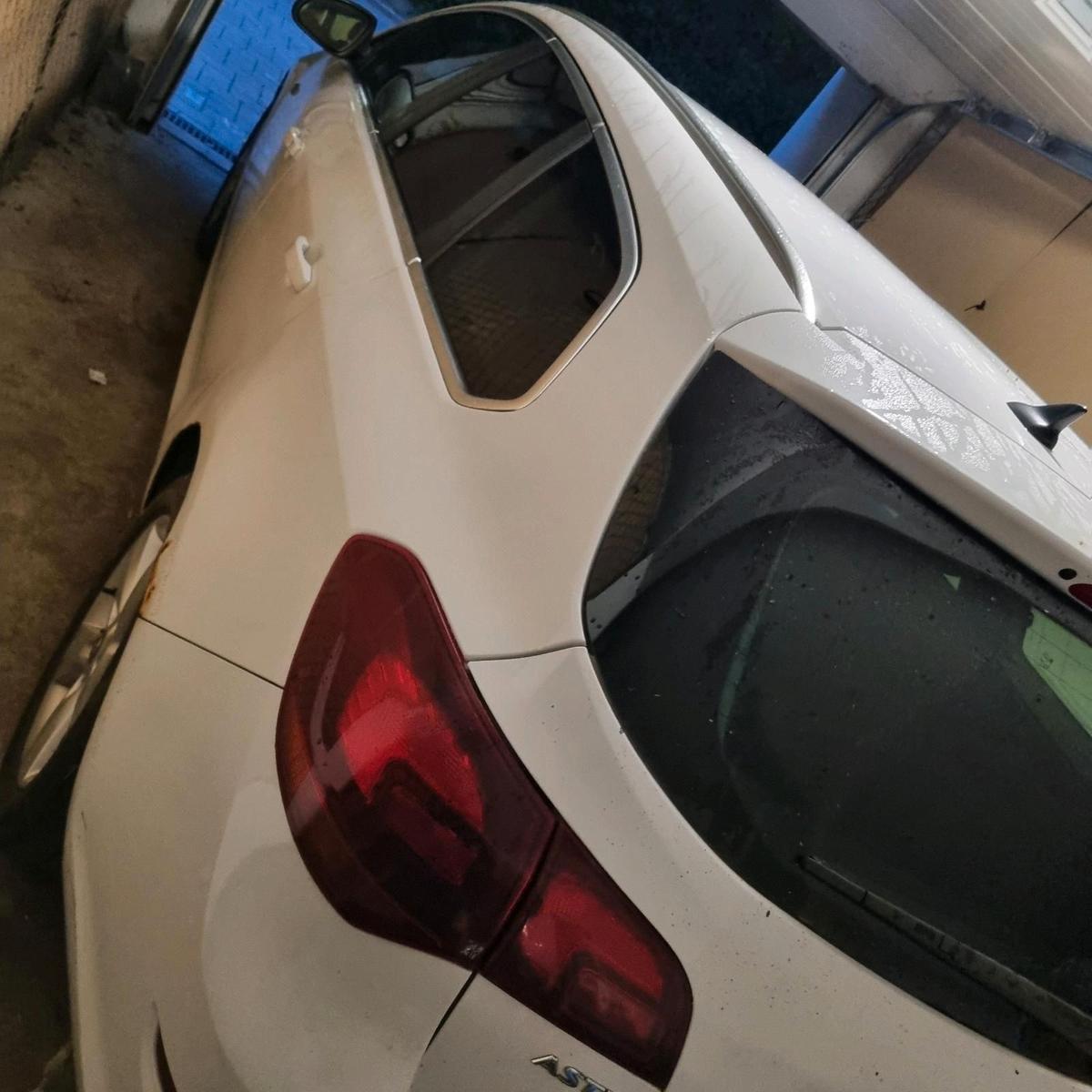 Opel Astra 2011 — photo 10