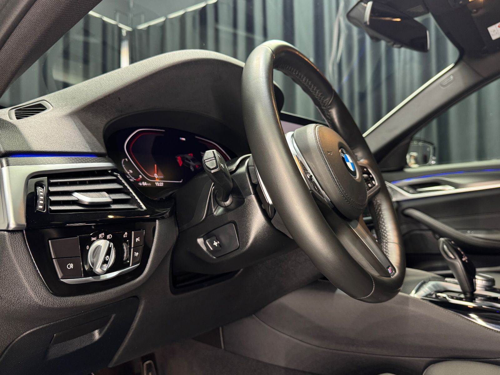 Fahrzeugabbildung BMW 520d xDrive M Sport|HEAD-UP|ACC|LASER|