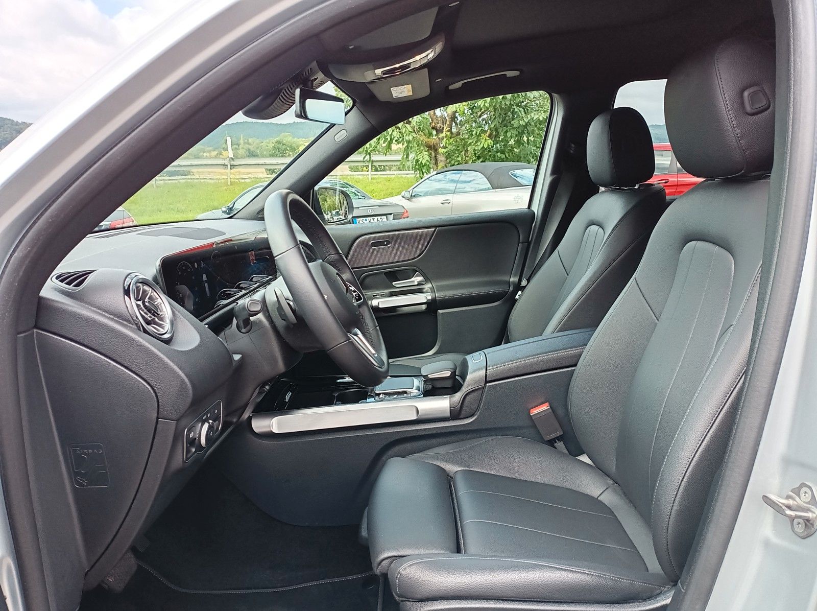 Fahrzeugabbildung Mercedes-Benz GLB 200+DISTRONICPLUS+PANO+AHK+SH+NIGHTPAKET++++