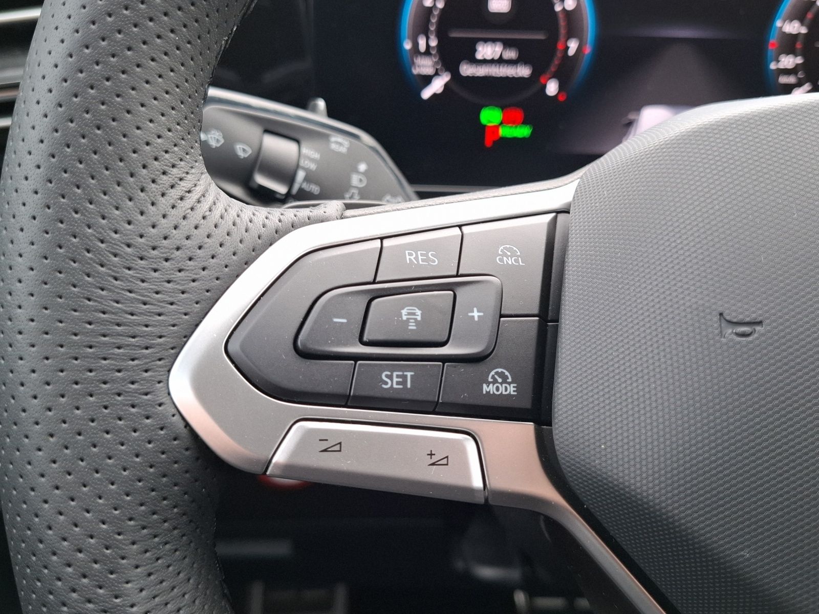 Fahrzeugabbildung Volkswagen Tiguan eTSI R-Line DSG Standhzg. Matrix AHK Navi