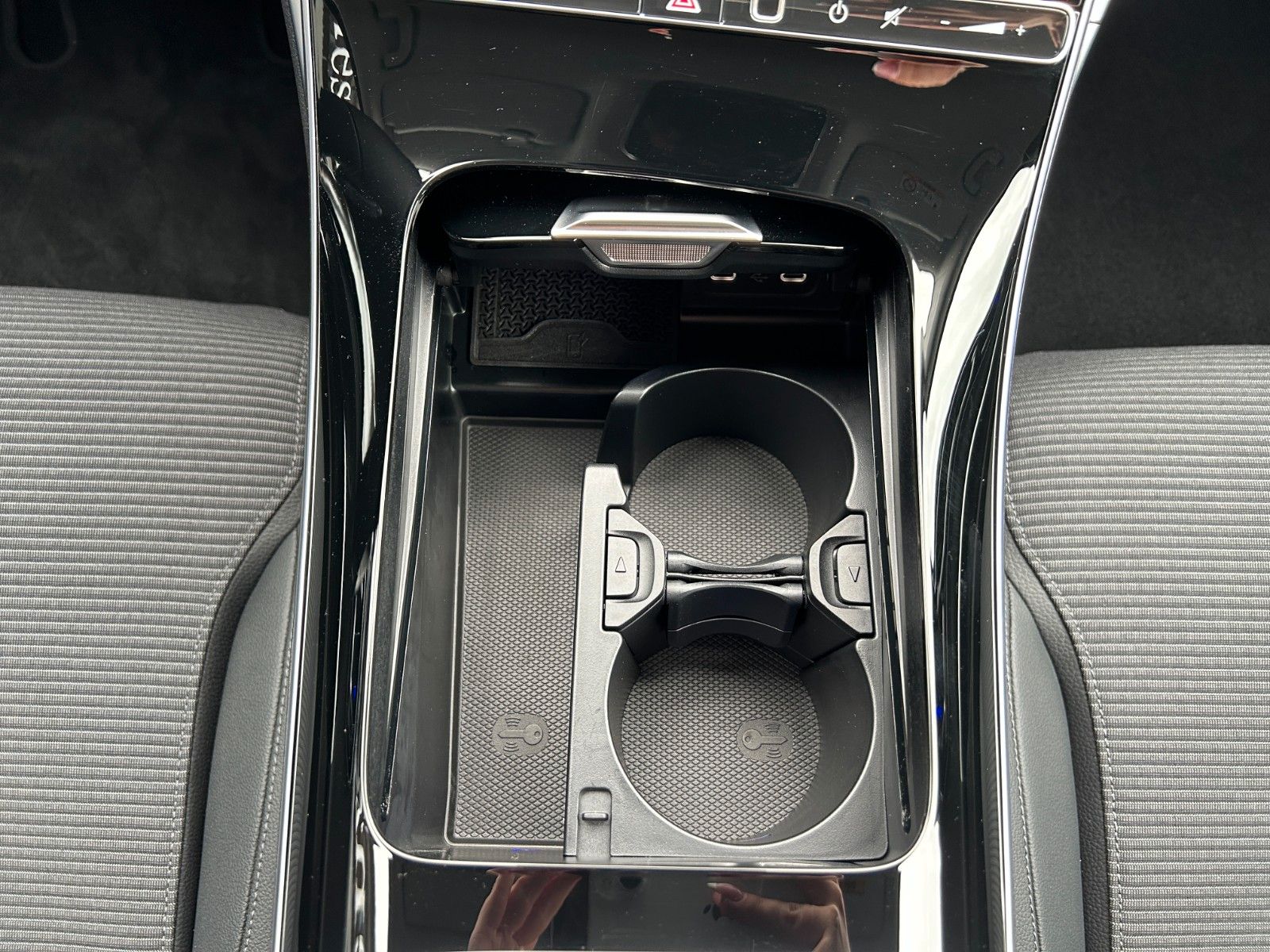 Fahrzeugabbildung Mercedes-Benz C 220 AVANTGARDE+DIS+HUD+360°+DAB+MEMORY+SPUR