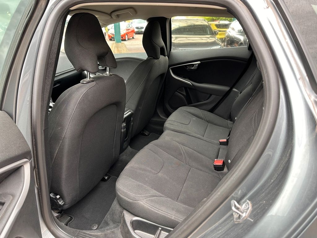 Volvo V40 D2 Kinetic *Navi*LED*CD-Player*Händler*