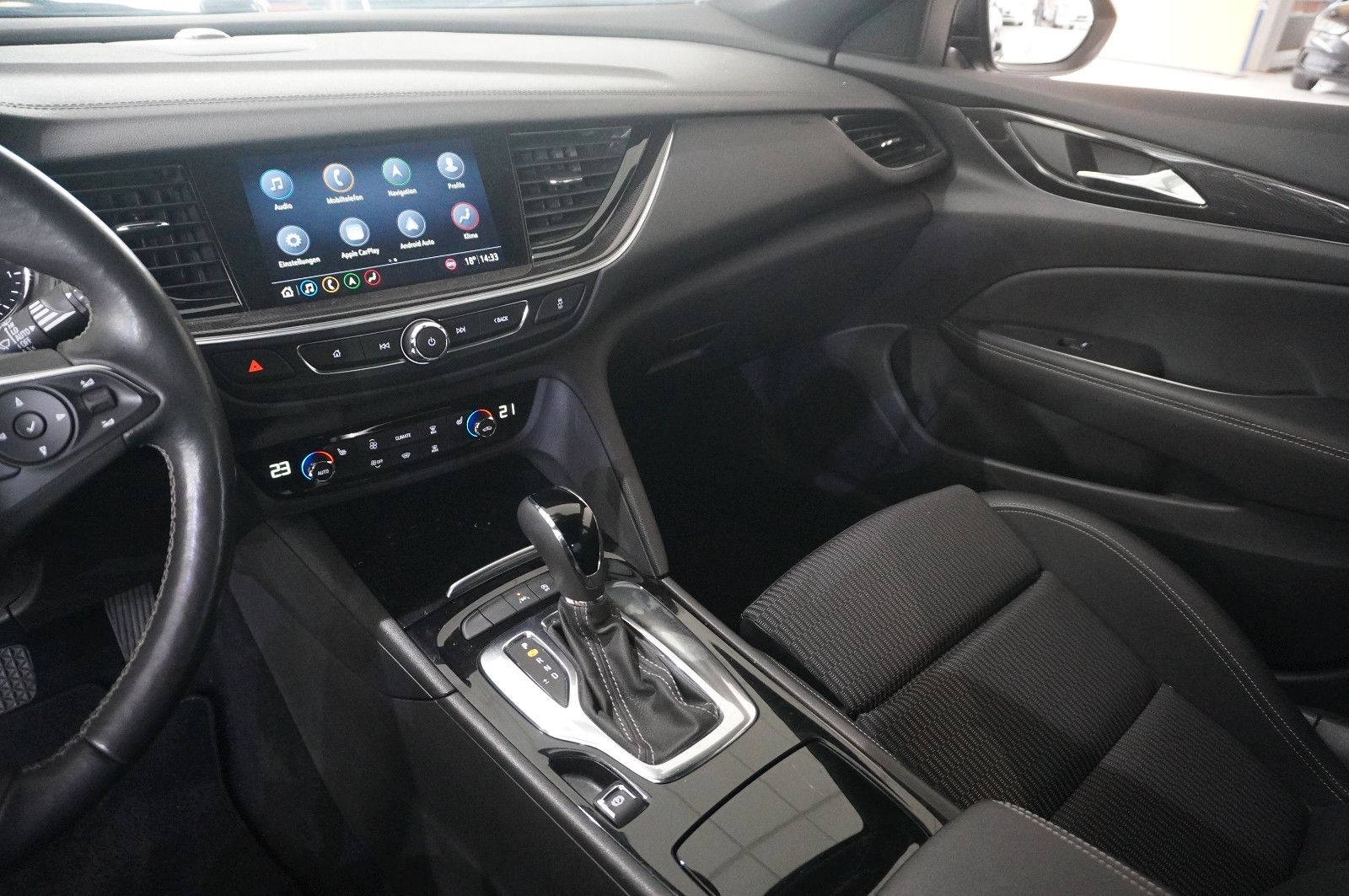 Fahrzeugabbildung Opel Insignia B ST 2.0D ELEGANCE NAVI/SH/KAMERA/SPORT