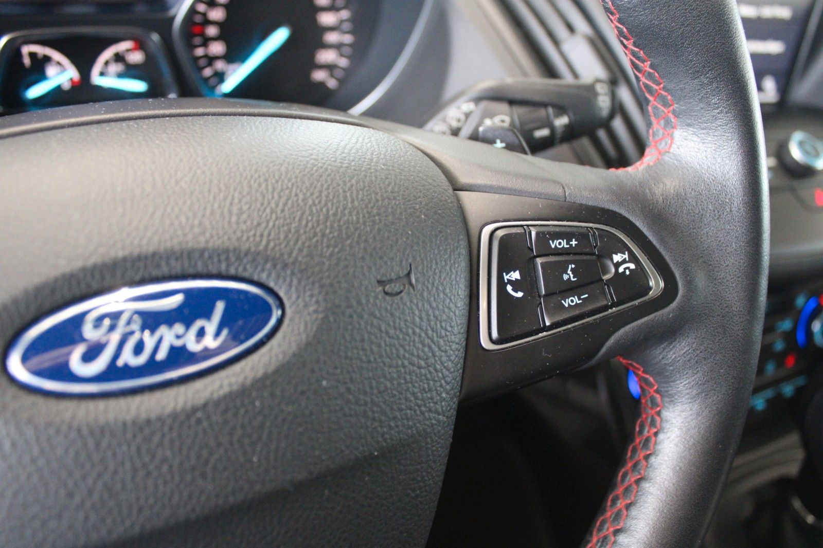 Fahrzeugabbildung Ford Kuga ST-Line Aut. 4x4 PANO CAM Xenon WinterPak.