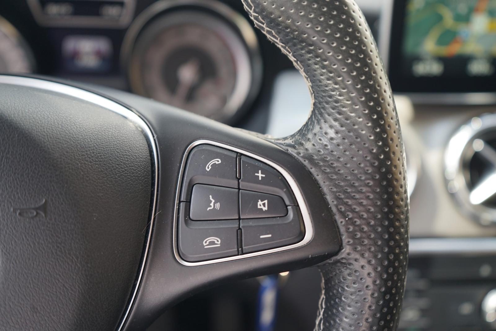Mercedes-Benz GLA 200 Standard Bi-Xenon Sitzheizung Kamera PDC