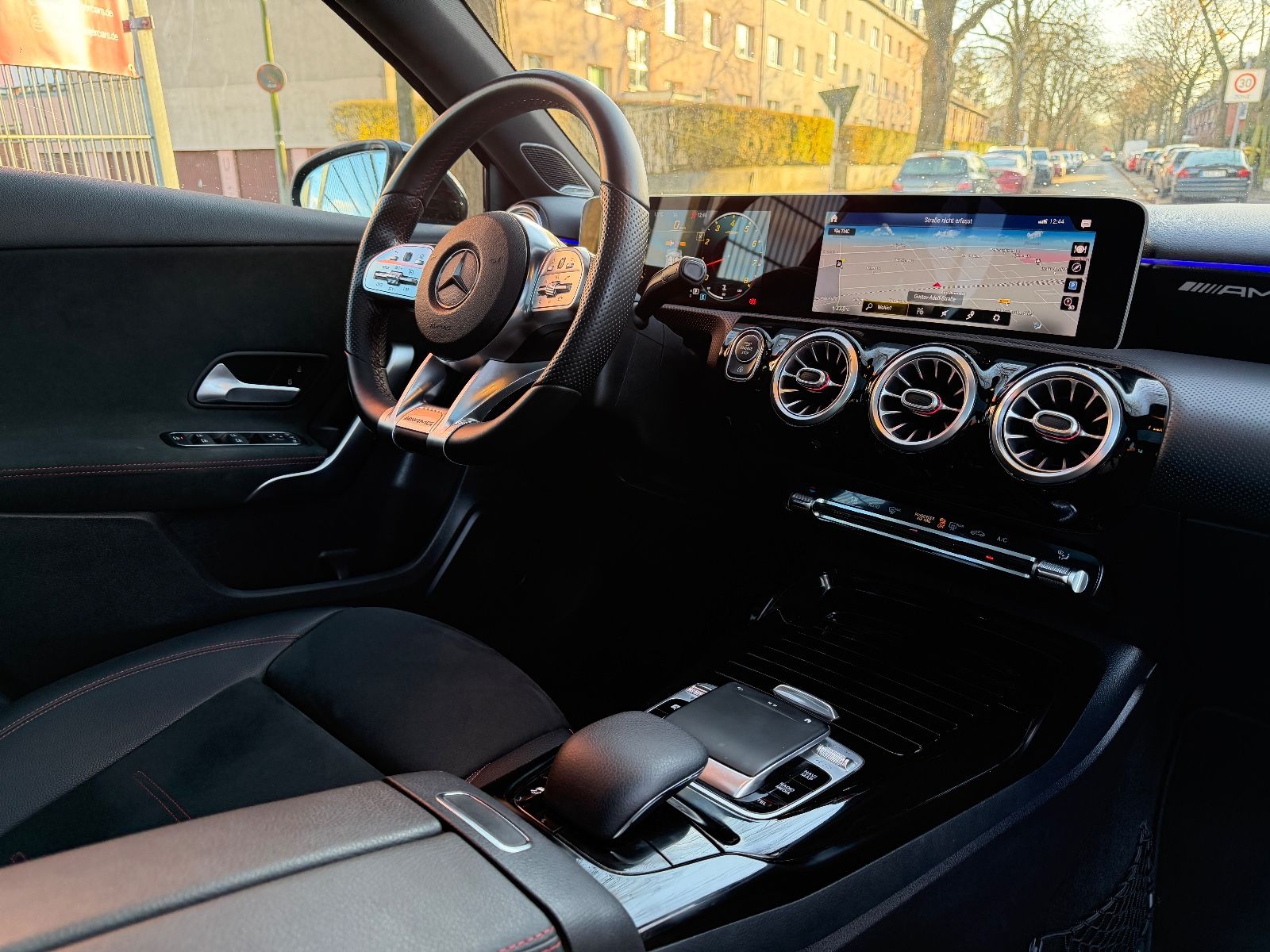 Fahrzeugabbildung Mercedes-Benz A 35 AMG 4Matic*BURMESTER*PANO*LED*ALCANTARA*19"