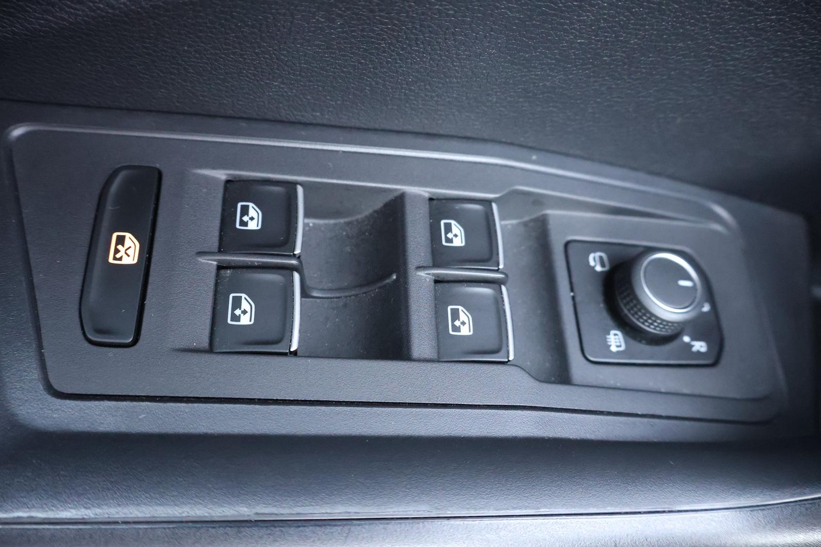 Volkswagen T-Roc 1.5 16V TSI Basis LED Sitzheizung DAB PDC