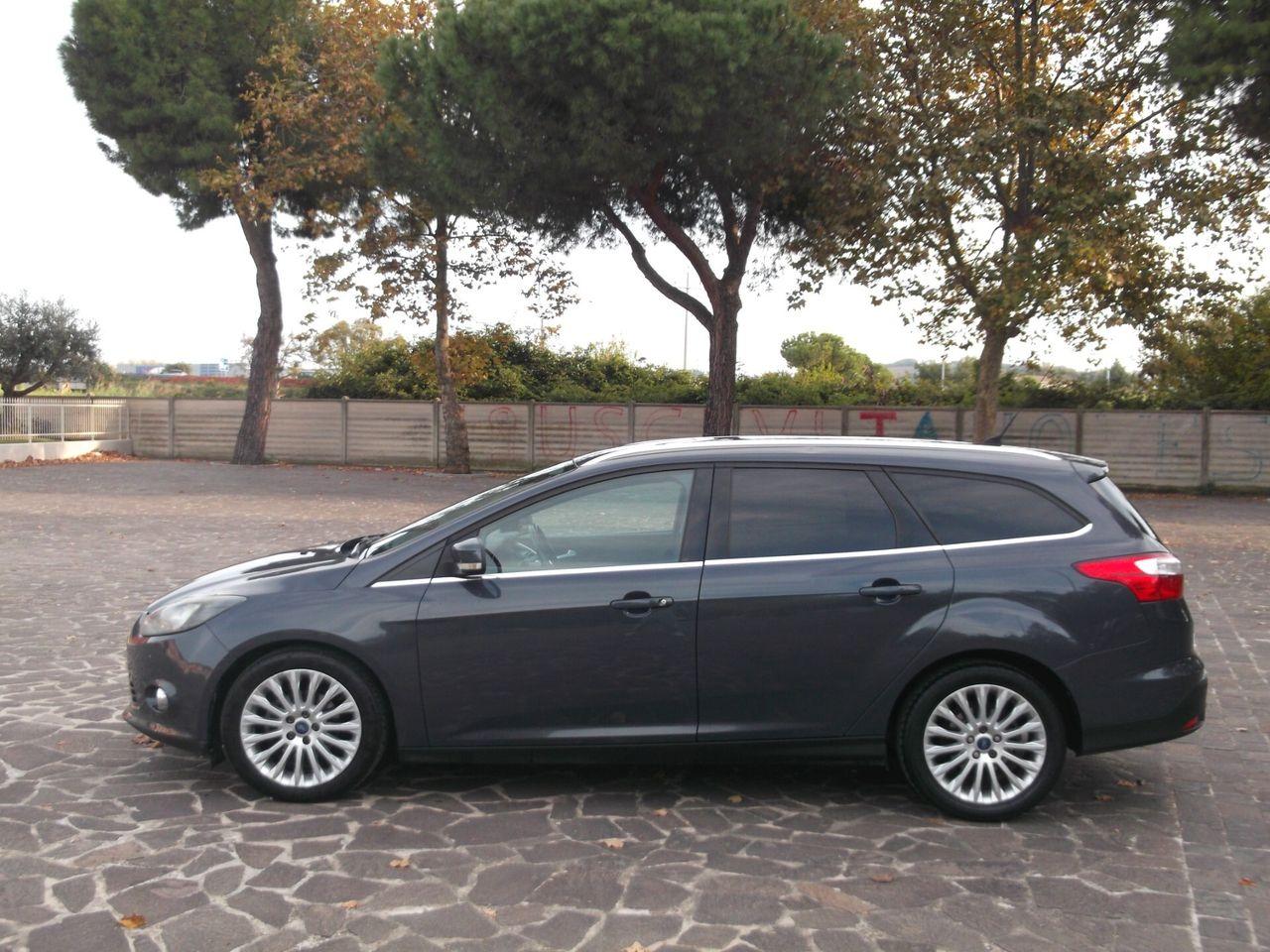 Ford Focus 2011 — rear view