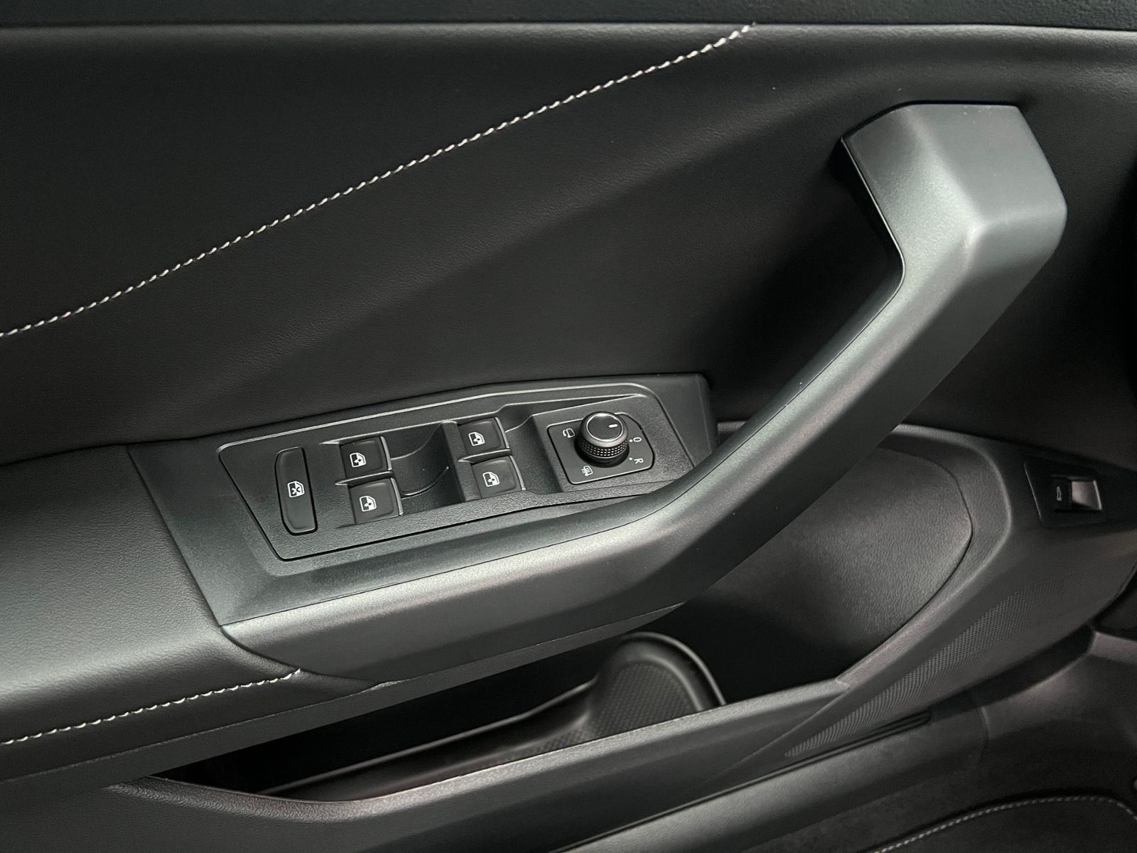 Fahrzeugabbildung Volkswagen T-Roc R-Line 1.5 TSI DSG *AHK, Pano, Black Style