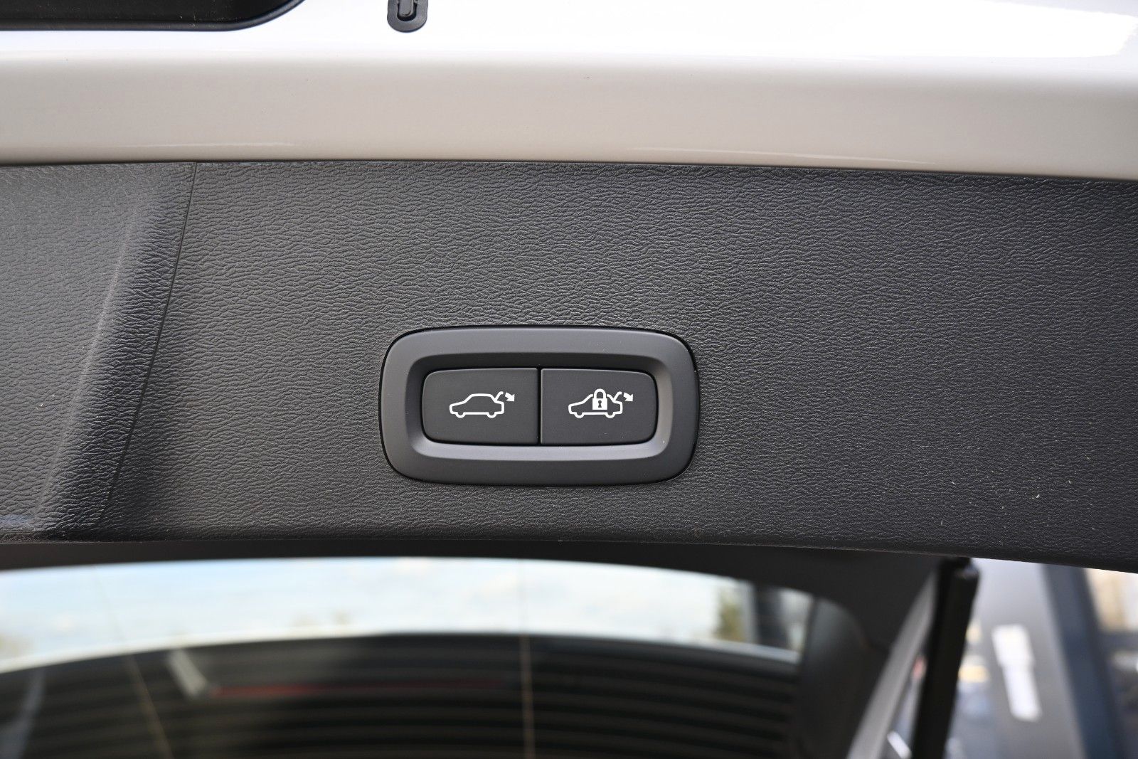Fahrzeugabbildung Volvo XC40 B3 DKG Plus Dark*H&K*FSHZG*360°*ACC*AHK