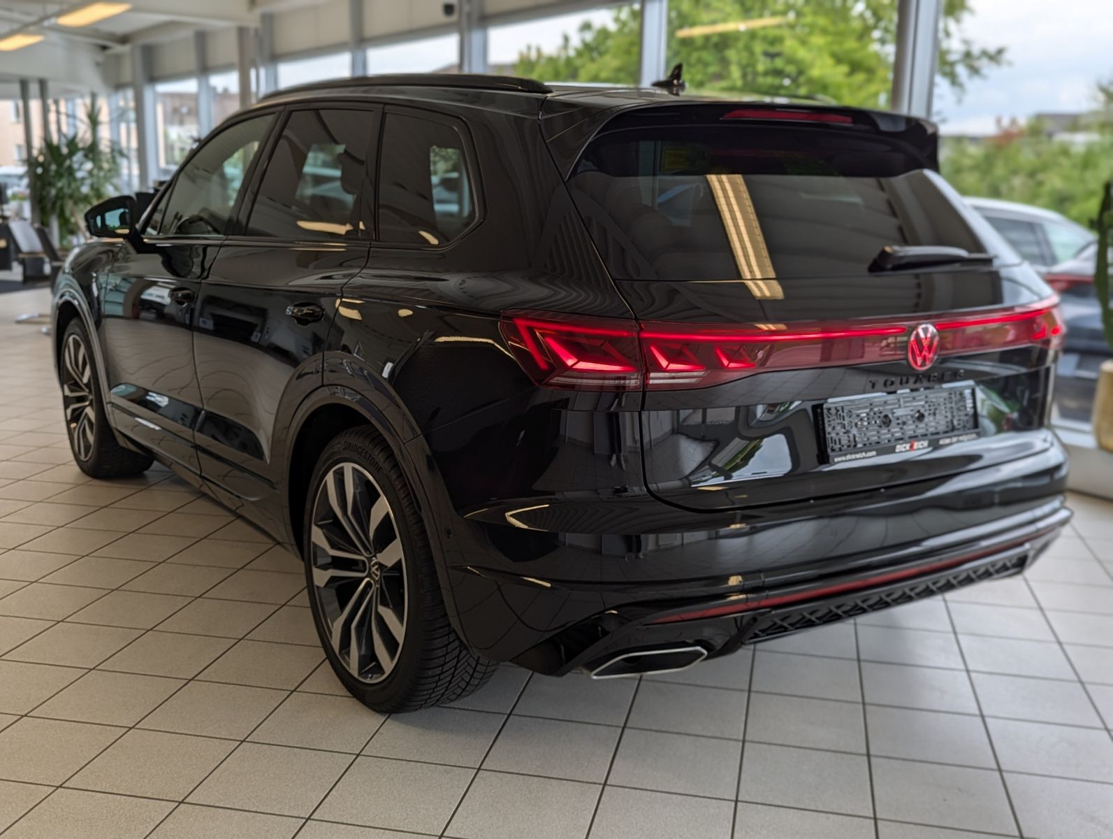 VW Touareg 3.0 TDI 4M R-Line Komfort-Paket UPE 111T - Image 5
