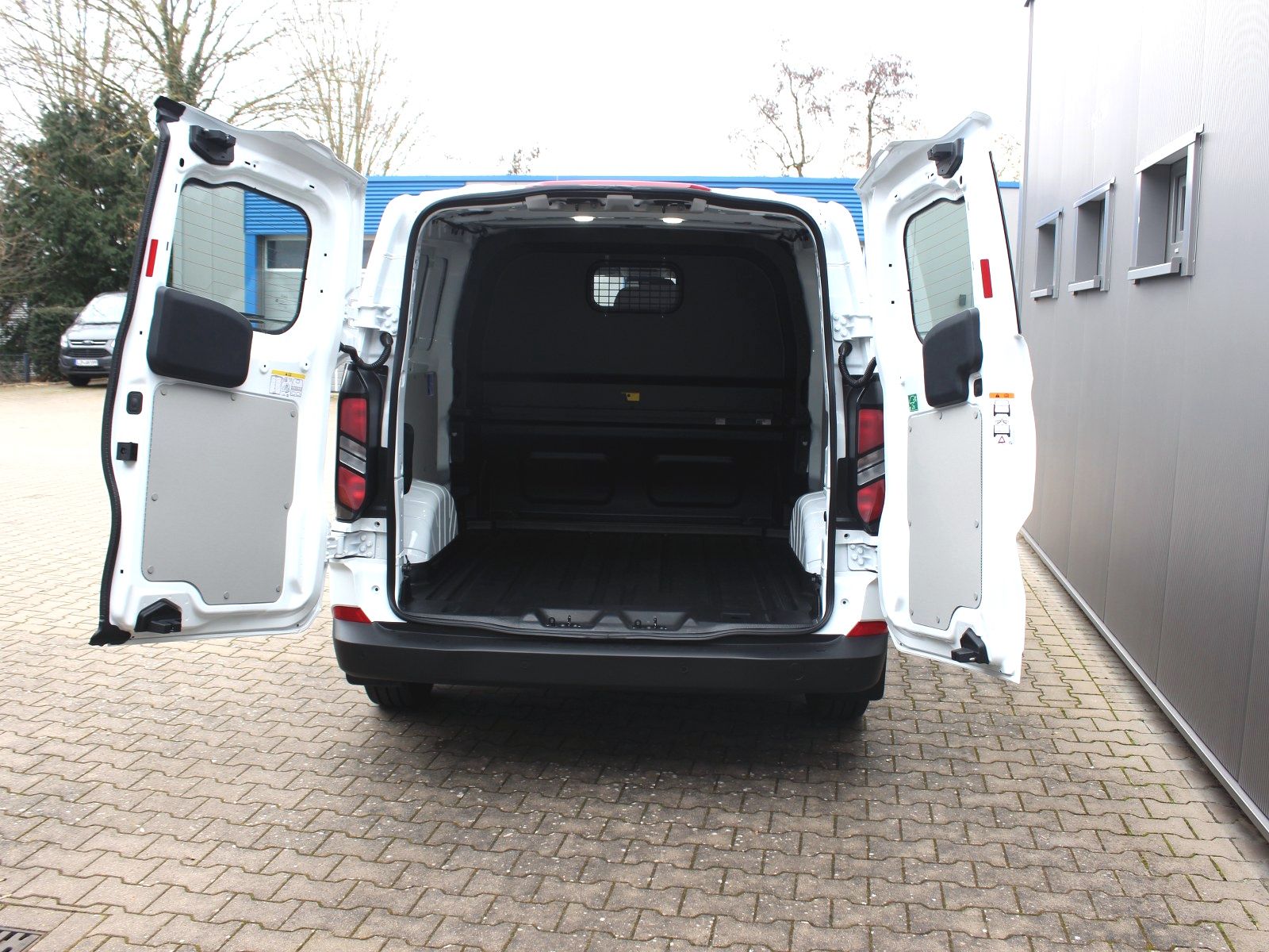 Fahrzeugabbildung Ford Transit Custom 320 L2 Trend Doppelkabine FWD