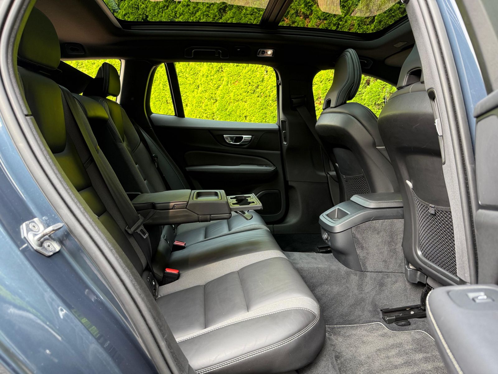 Fahrzeugabbildung Volvo V60 D4 Aut. R Design LED+NAV+AHK+SHZ+PANO+360°+