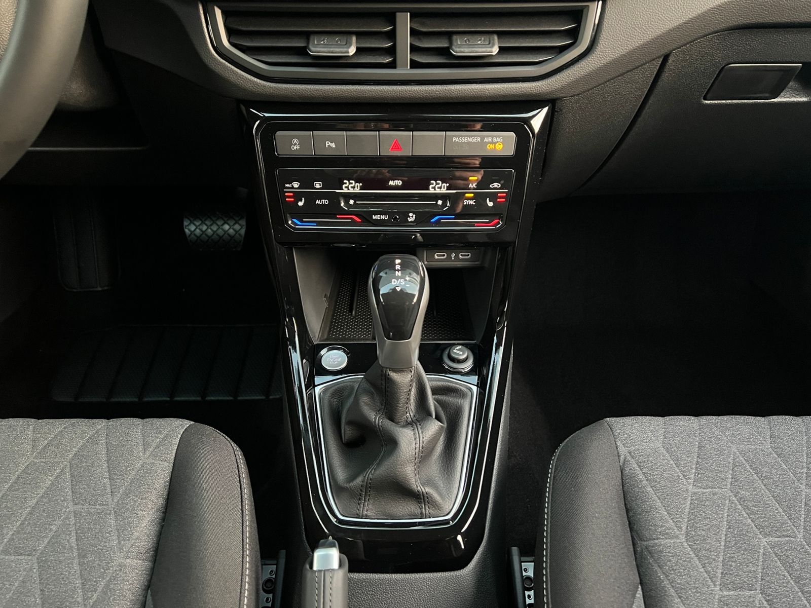 Fahrzeugabbildung Volkswagen T-Cross Life 1.0 TSI DSG *IQ.Light, Climatronic,