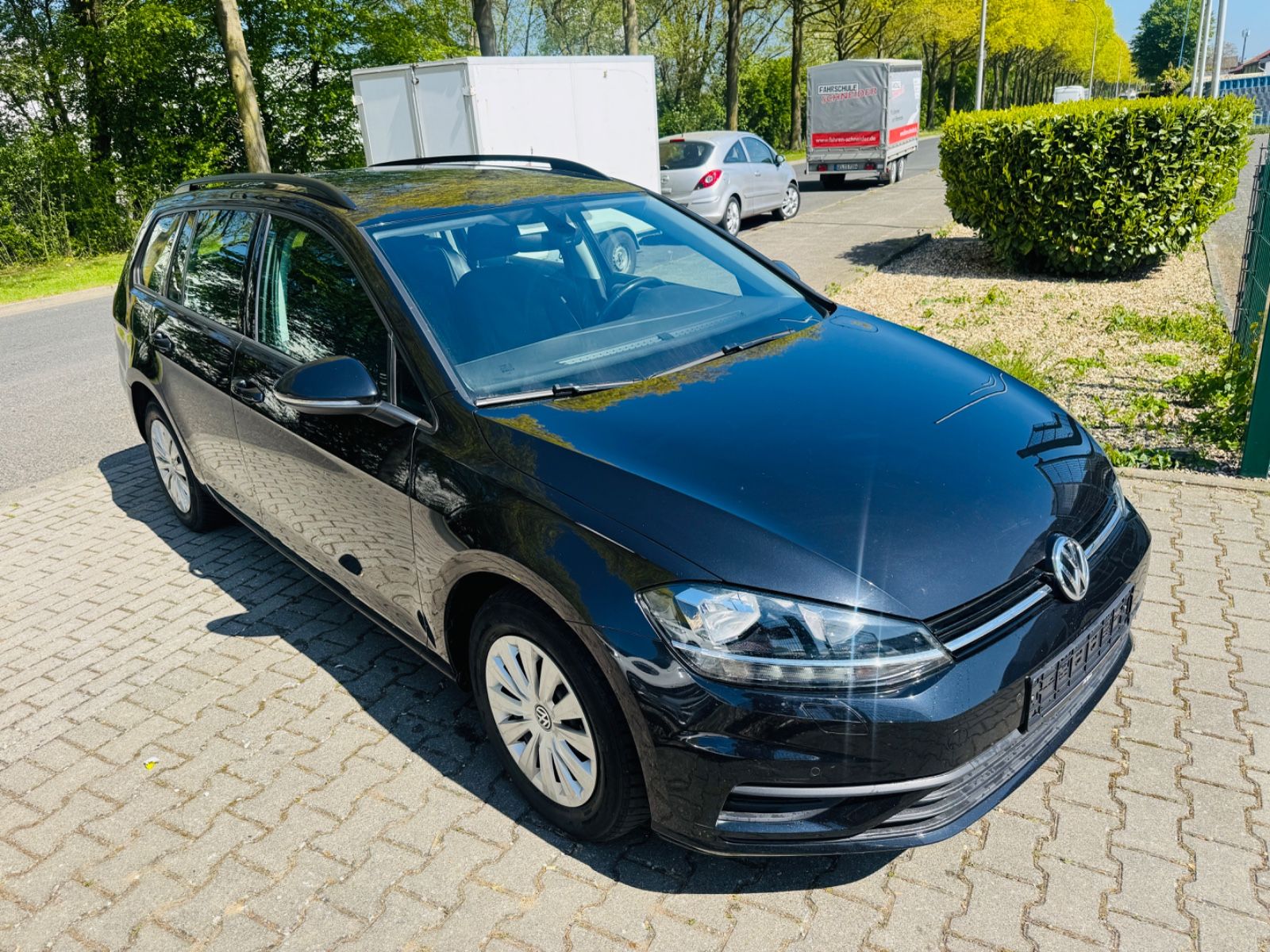 Volkswagen Golf - 1