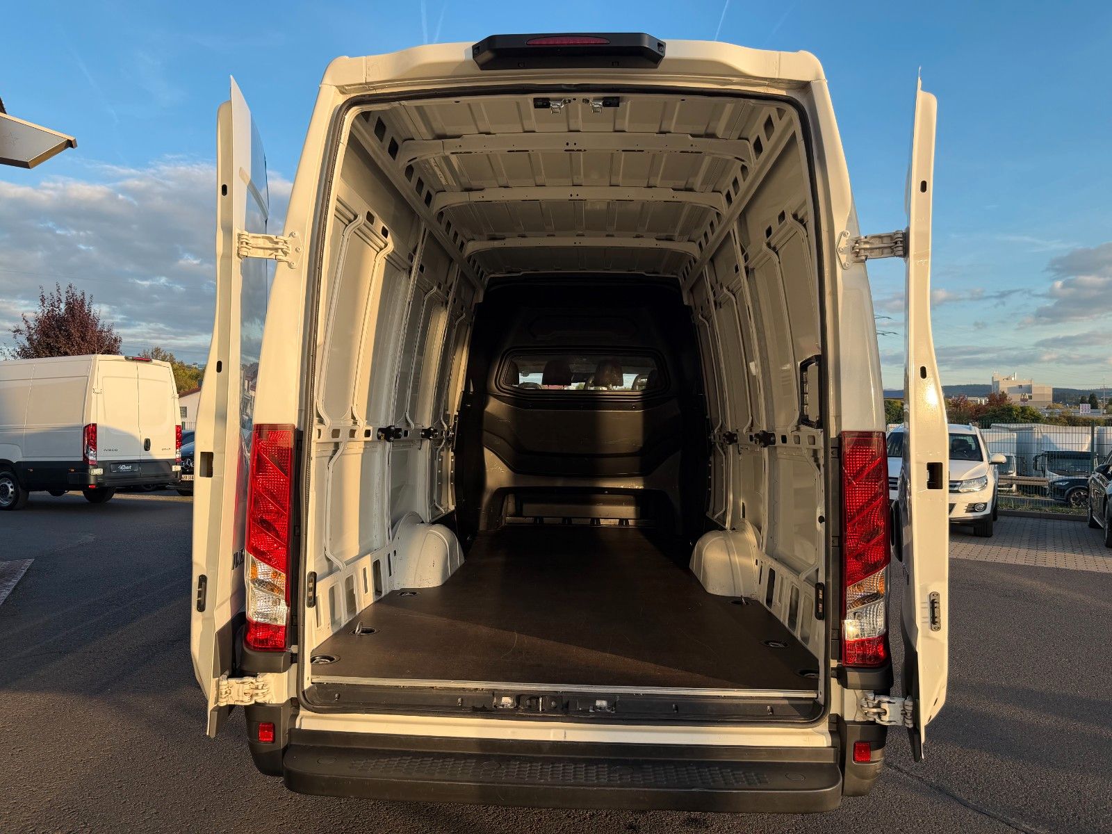 Fahrzeugabbildung Iveco Daily 35S14H CRV , Crewcab, 7-Sitze, Klima