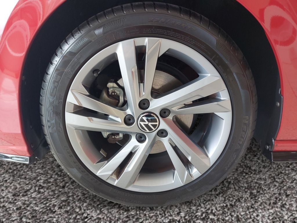 Fahrzeugabbildung Volkswagen Golf 1.5 TSI R-Line