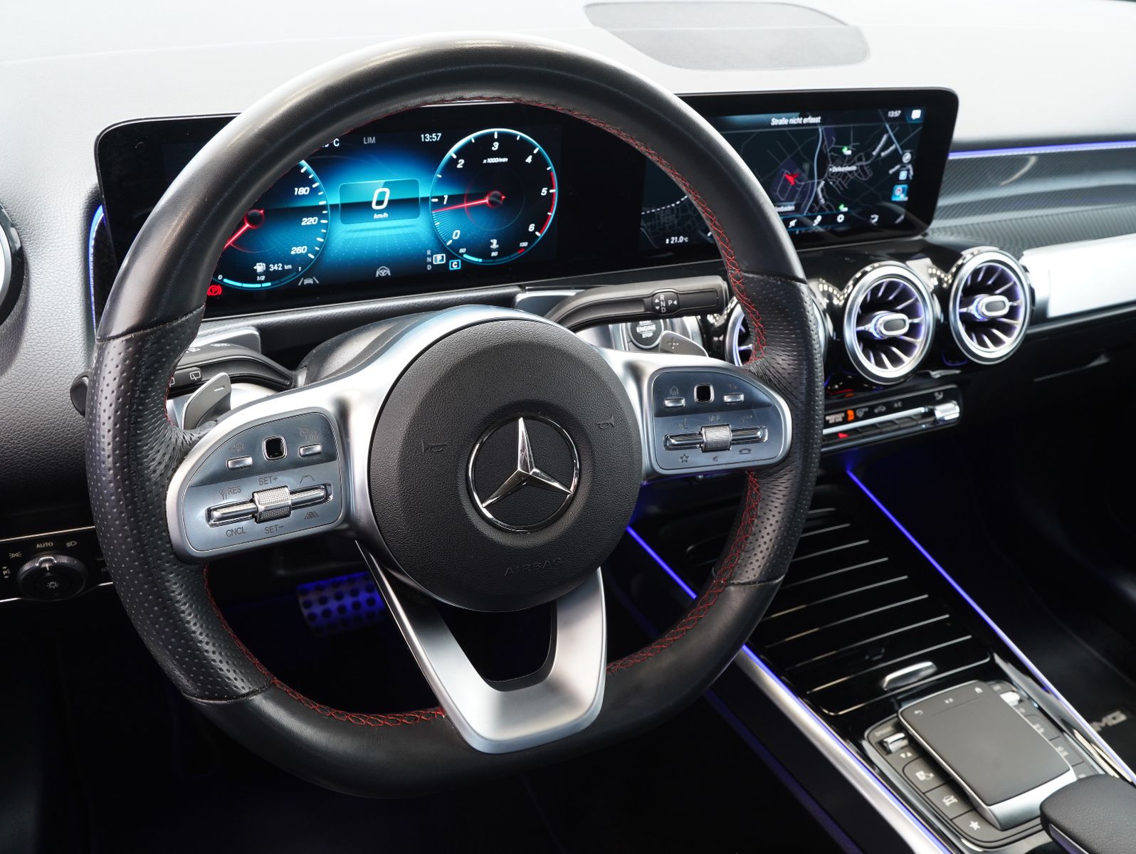 Fahrzeugabbildung Mercedes-Benz GLB 220 d AMG Line NIGHT/LED/MBUX/DAB/DISTRONIC