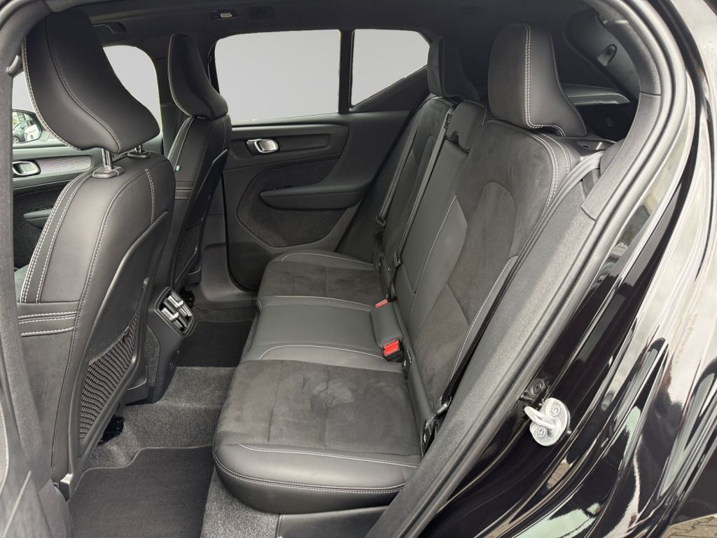 VOLVO XC40 B3 B DKG Ultra Black Edition RFK NAVi Winte VOLVO XC40 B3 B DKG Ultra Black Edition RFK NAVi Winte
