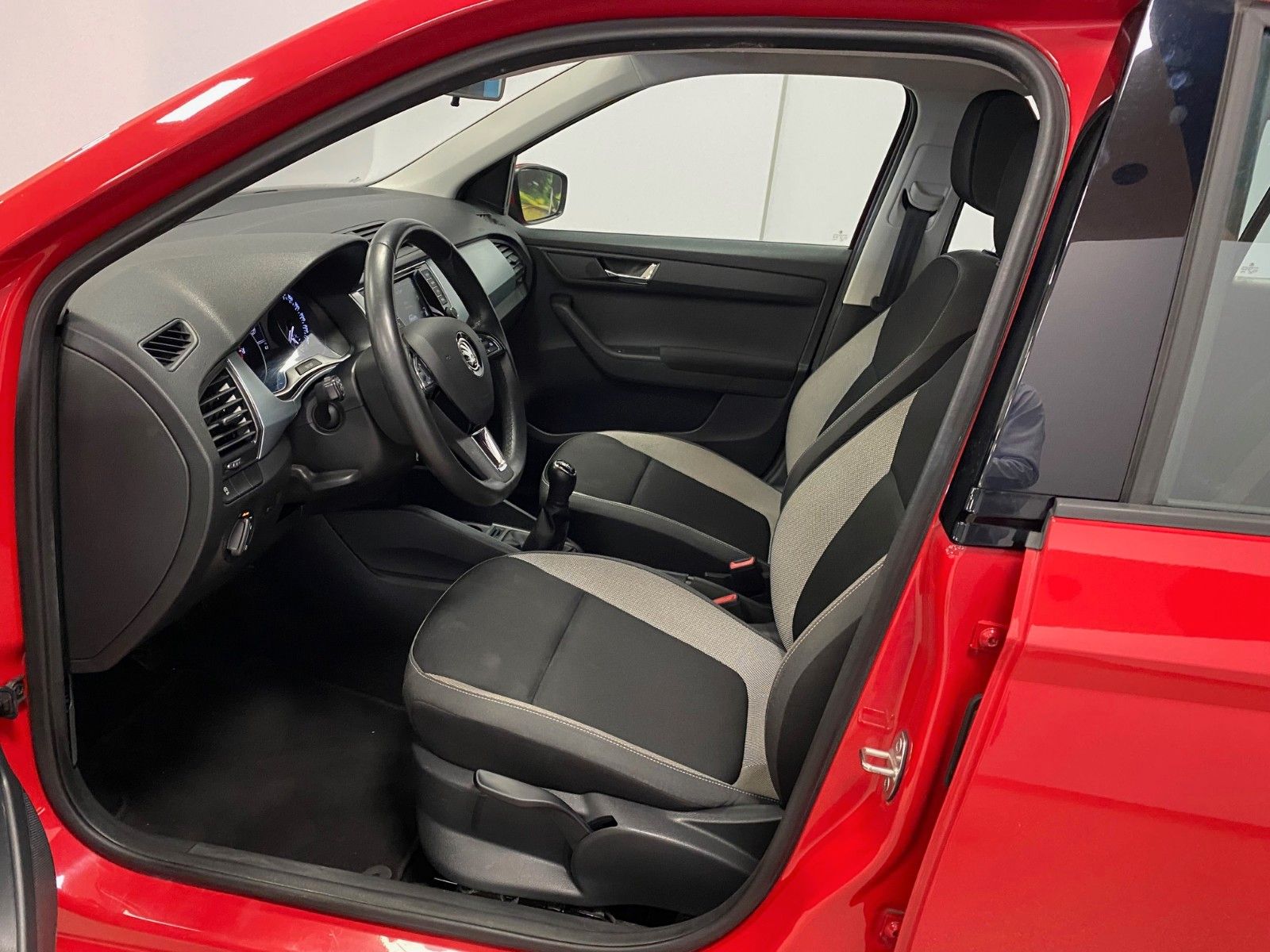 Fahrzeugabbildung SKODA Fabia 1.0l MPI Ambition+SITZHEIZUNG+TELEFON+ALU+