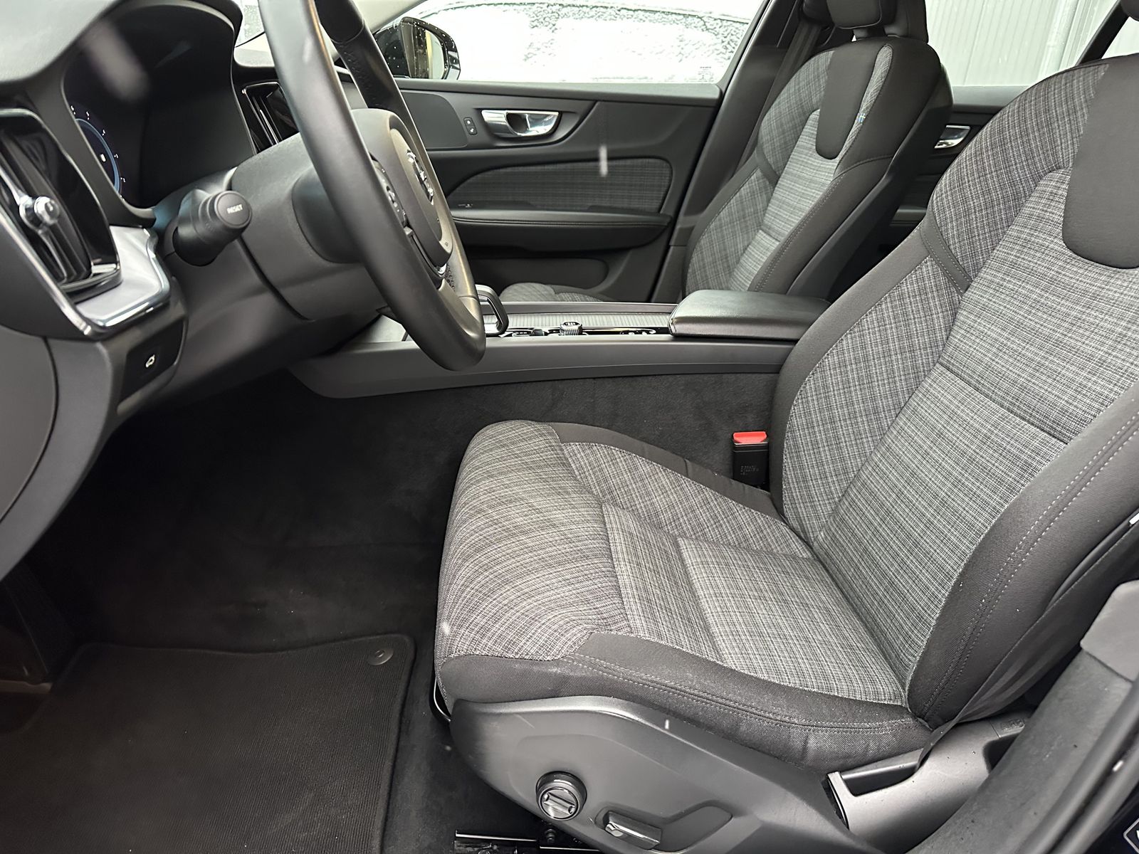 Fahrzeugabbildung Volvo V60 B4 D Core NAV+LED+KAM+AHK+VCOCKPIT+17ZO+1HD