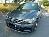 Volkswagen Tiguan 2.0 TDI  Highli Autom Allrad Pano Standhz - : Grau, Teilleder, Head-Up Display