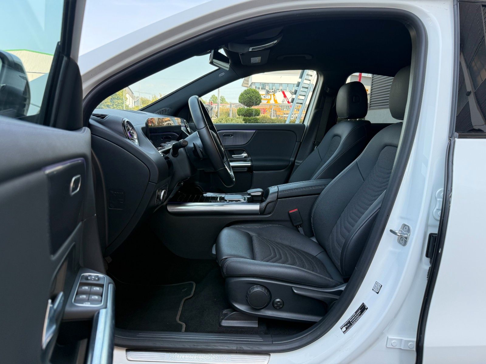 Fahrzeugabbildung Mercedes-Benz EQA 300 4M Progressive+Ambiente+RFK+19AMG+TotW