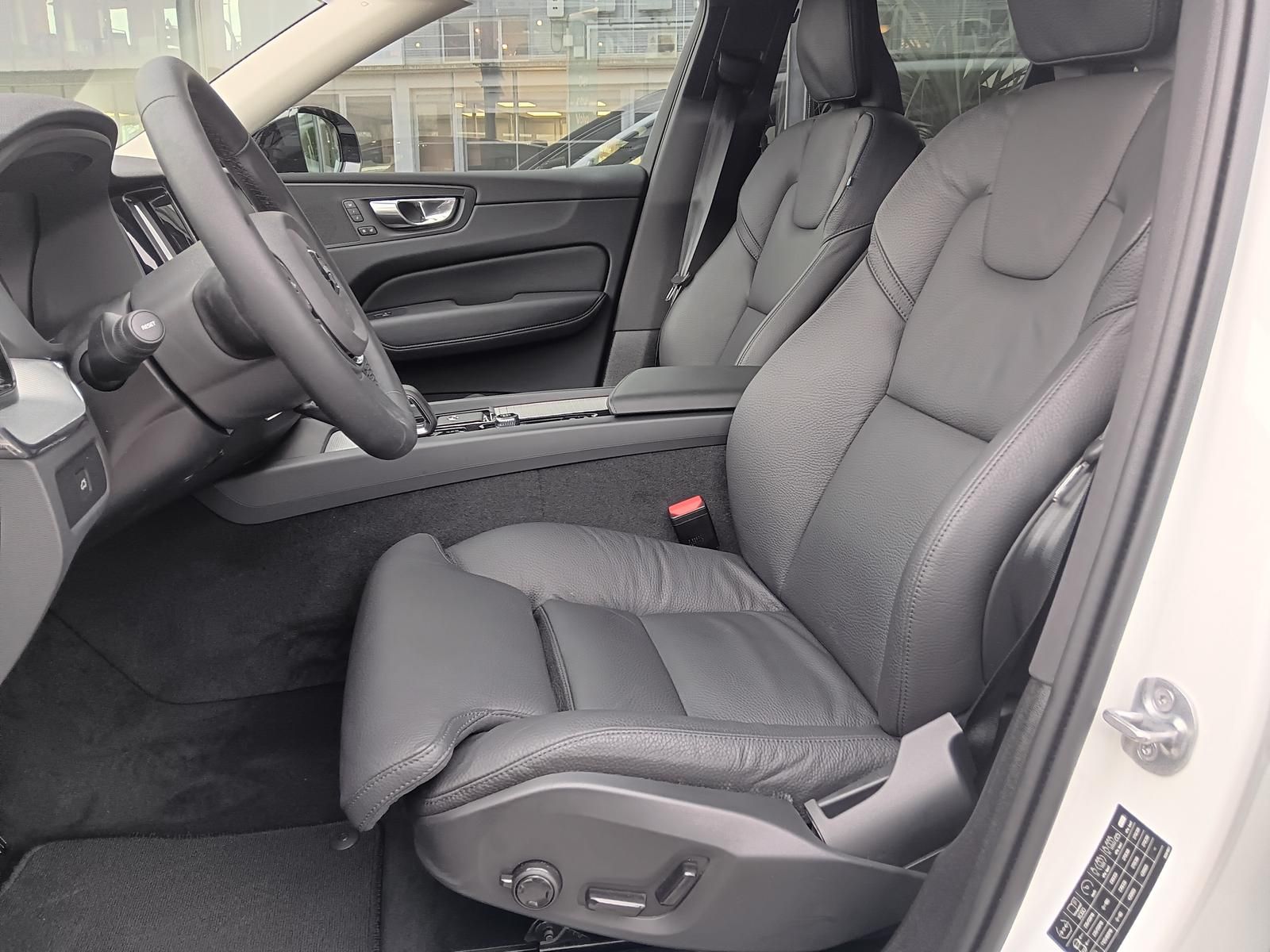 Fahrzeugabbildung Volvo XC60 B4 Diesel Plus Dark 'AHK'