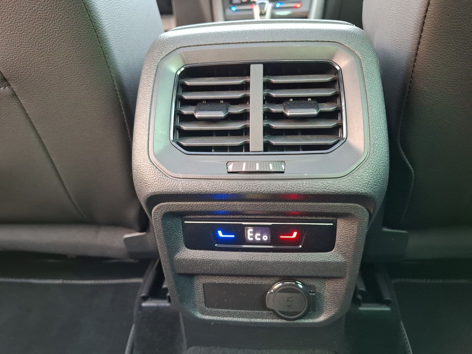 Fahrzeugabbildung Volkswagen Tiguan eHybrid R-Line DSG Matrix AHK Navi Pano A