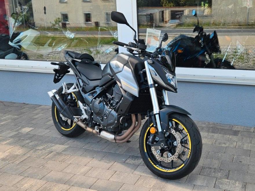 Honda CB 750 Hornet mit Ixil Auspuff