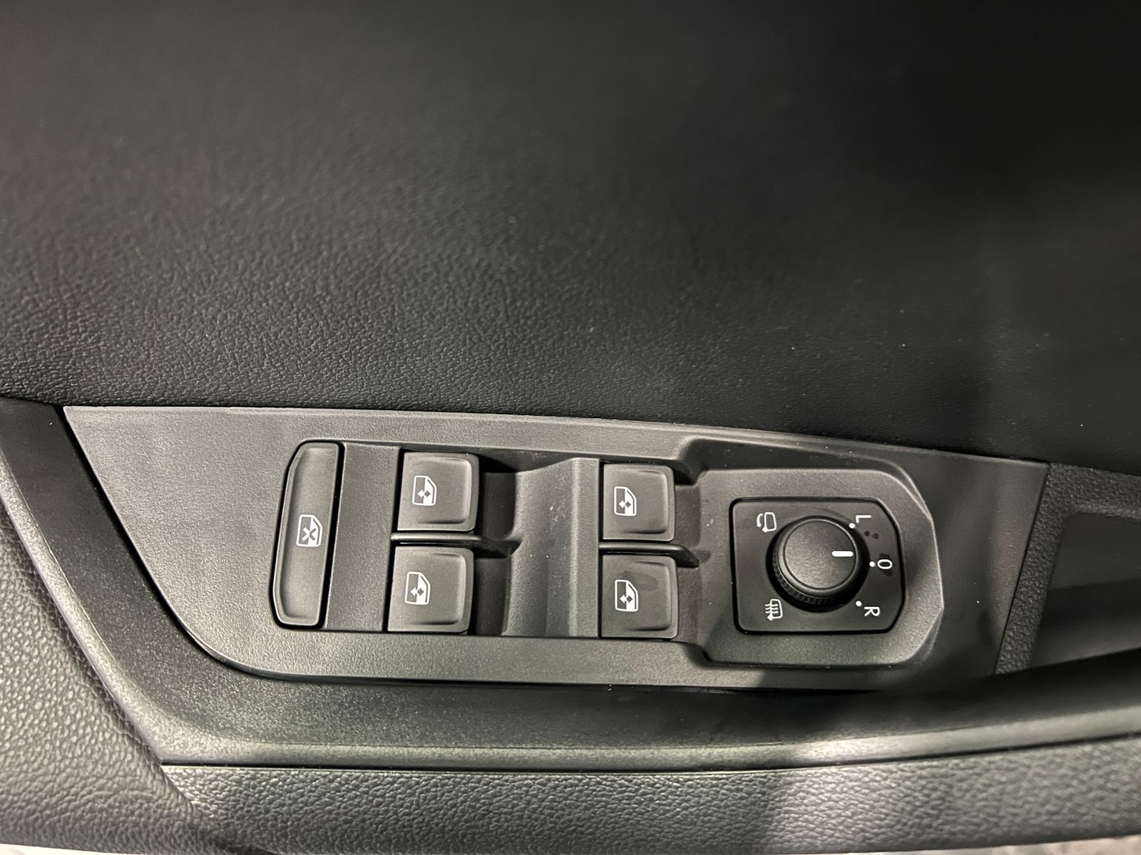 Fahrzeugabbildung SKODA Karoq TOUR 1.5 TSI DSG *AHK, LED, ACC, 17''-LM*
