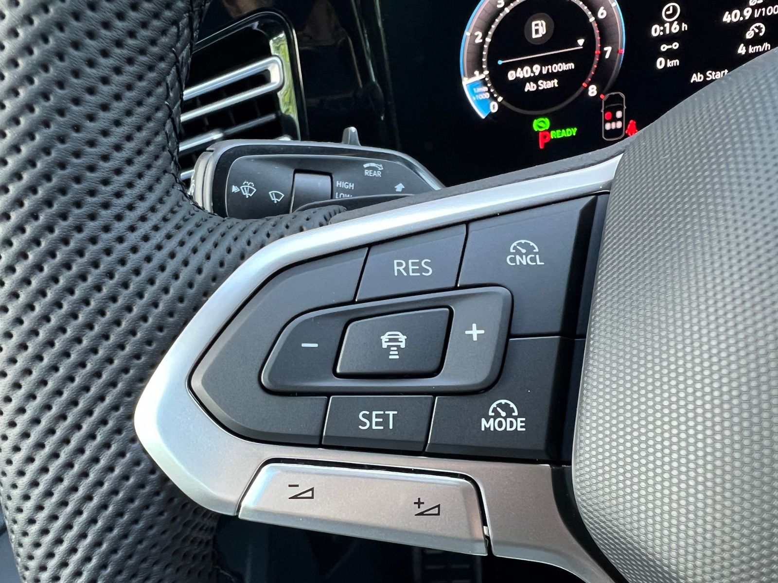 Fahrzeugabbildung Volkswagen Tiguan R-Line 1.5 eTSI DSG *AHK, IQ.Light, ACC,