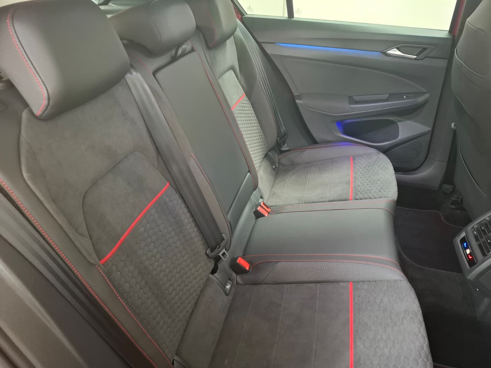 Fahrzeugabbildung Volkswagen Golf VIII Lim. GTI Clubsport 2.0TSI DSG +ACC+LED