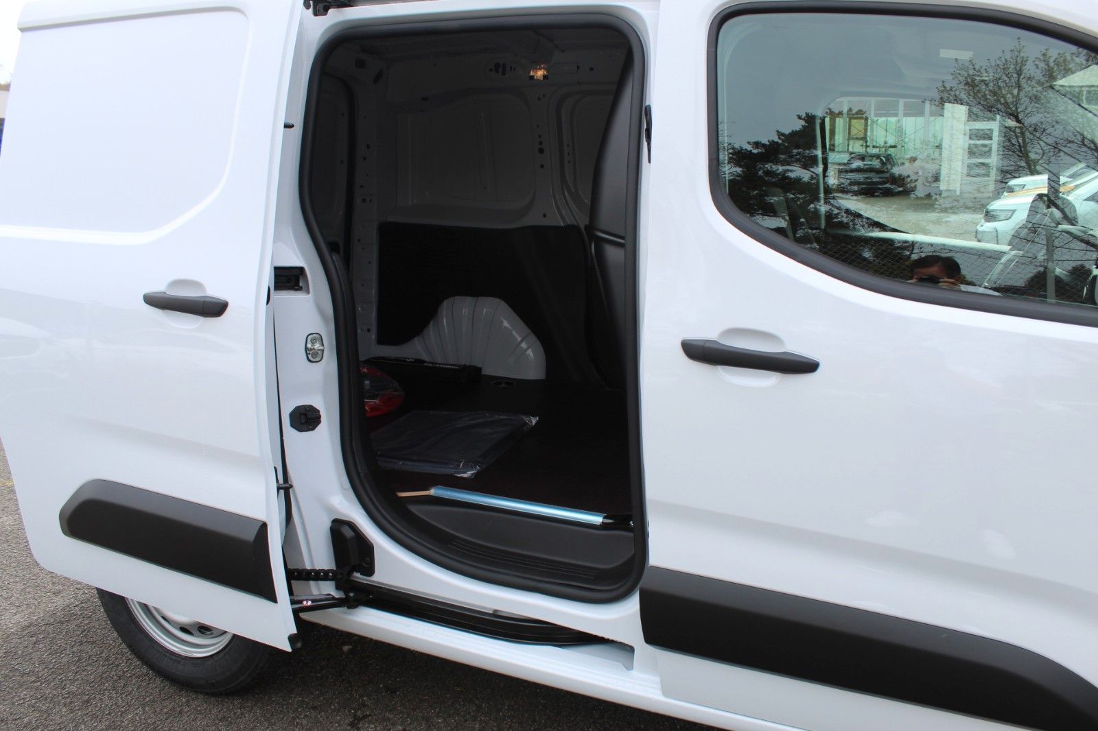 Fahrzeugabbildung Opel Combo Cargo Elektro11KW*Navi*SHZ*PDC*RFK*Holzbod