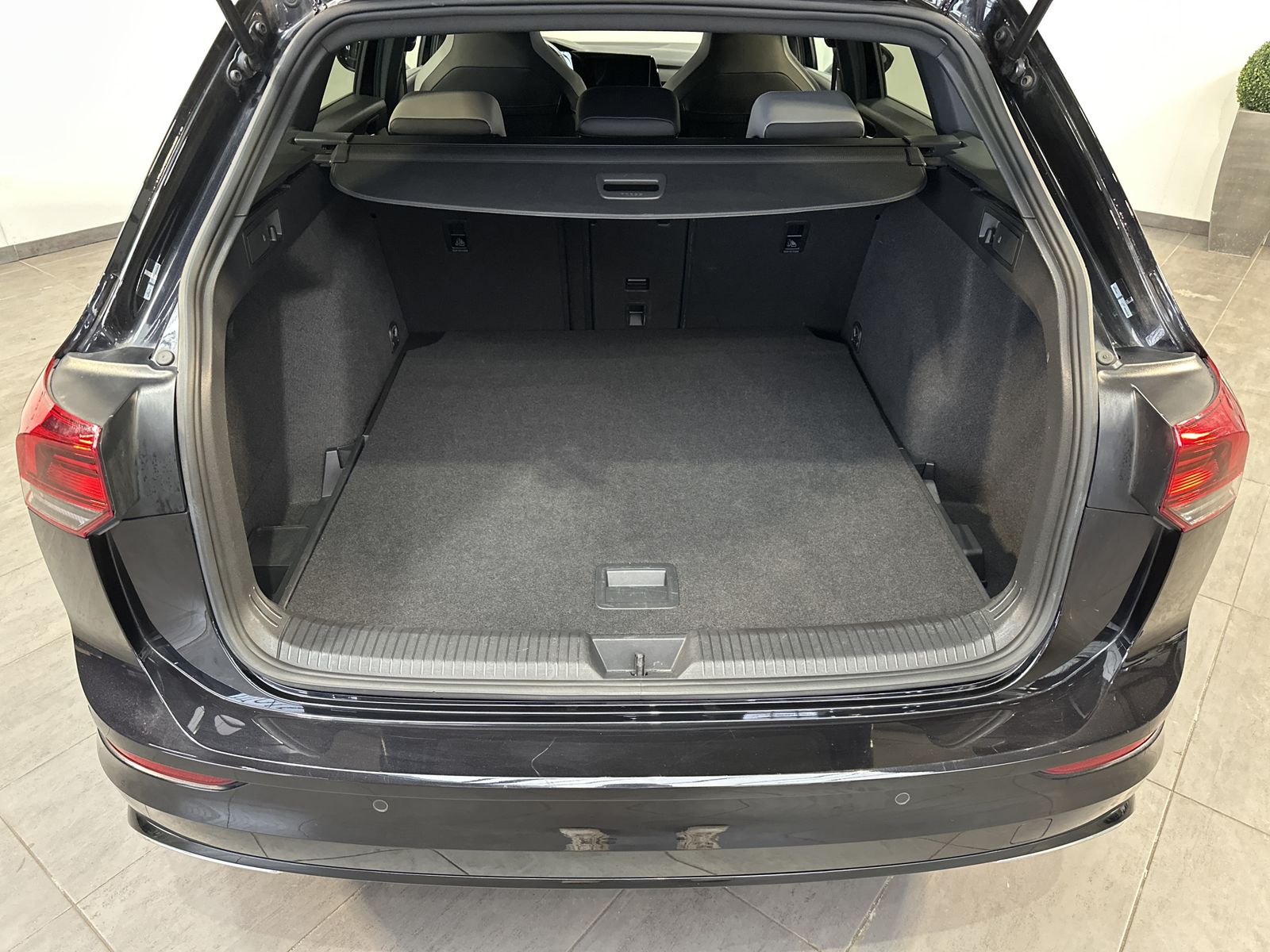 Fahrzeugabbildung Volkswagen Golf Variant 2.0 TDI DSG R-Line NAV+LED+AHK+ACC