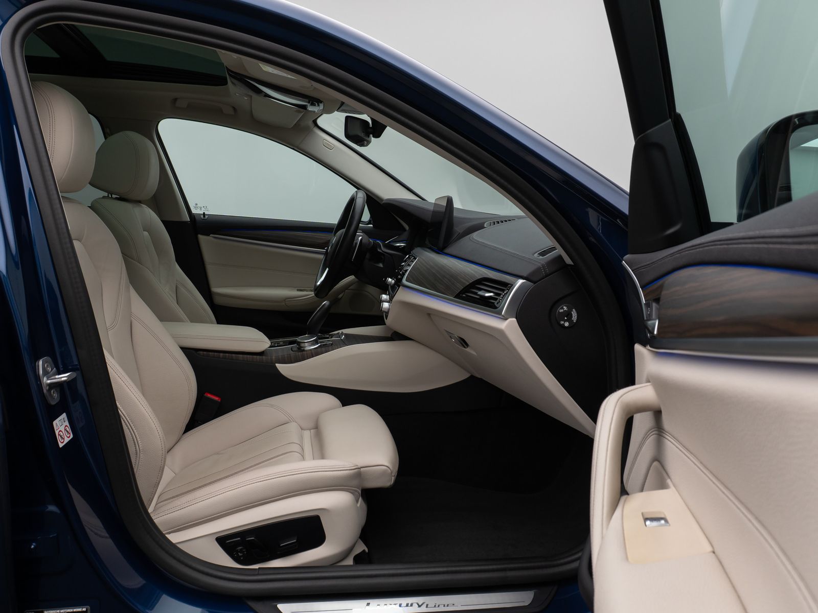 Fahrzeugabbildung BMW 530d Luxury Line Panorama Kamera HUD DAB Sport