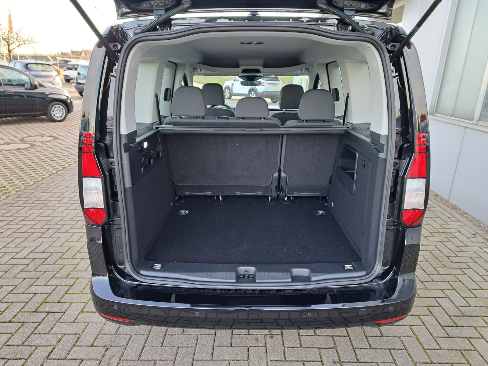 Fahrzeugabbildung Volkswagen Caddy 1.5 TSI WINTERPAKET PDC 5-JAHRE-GARANTIE