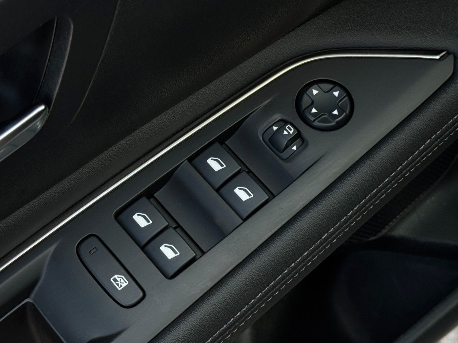 Fahrzeugabbildung Peugeot 3008 PureTech 180 Allure Tempomat PDC CarPlay