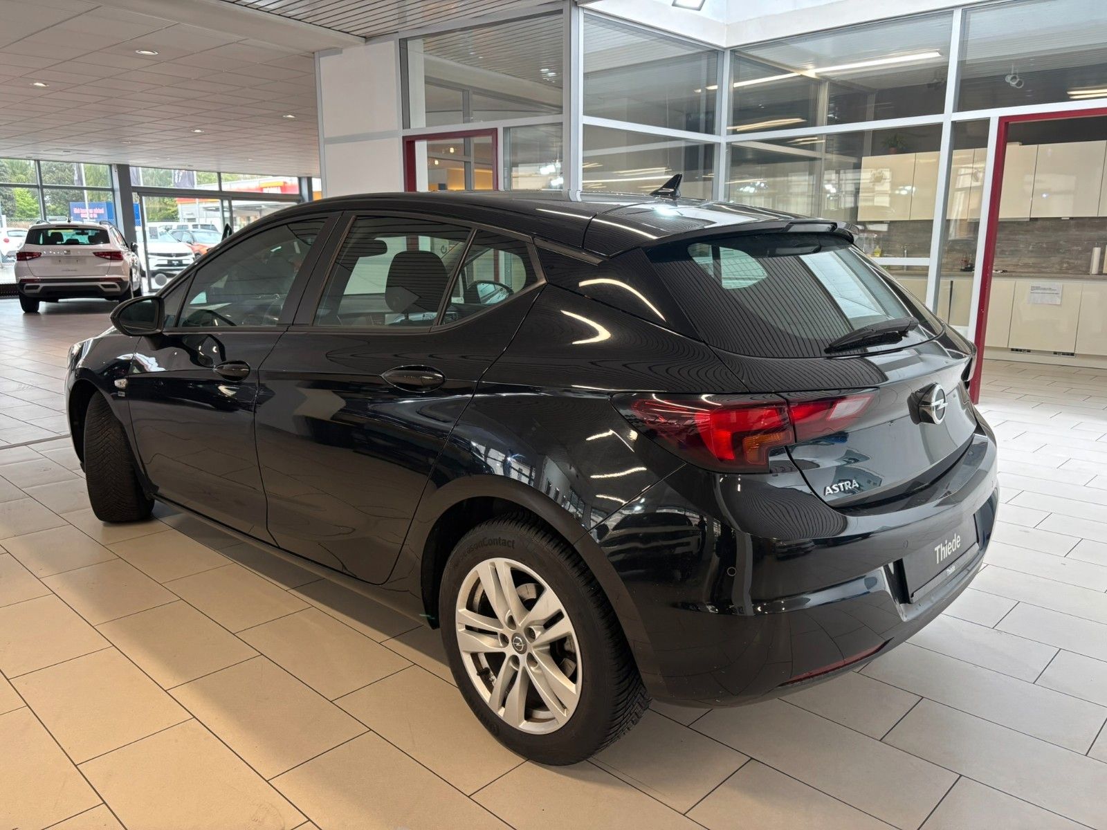 Fahrzeugabbildung Opel Astra K 1.4T 120-JAHRE KAMERA/SHZ/LHZ/ALU/ALLWET