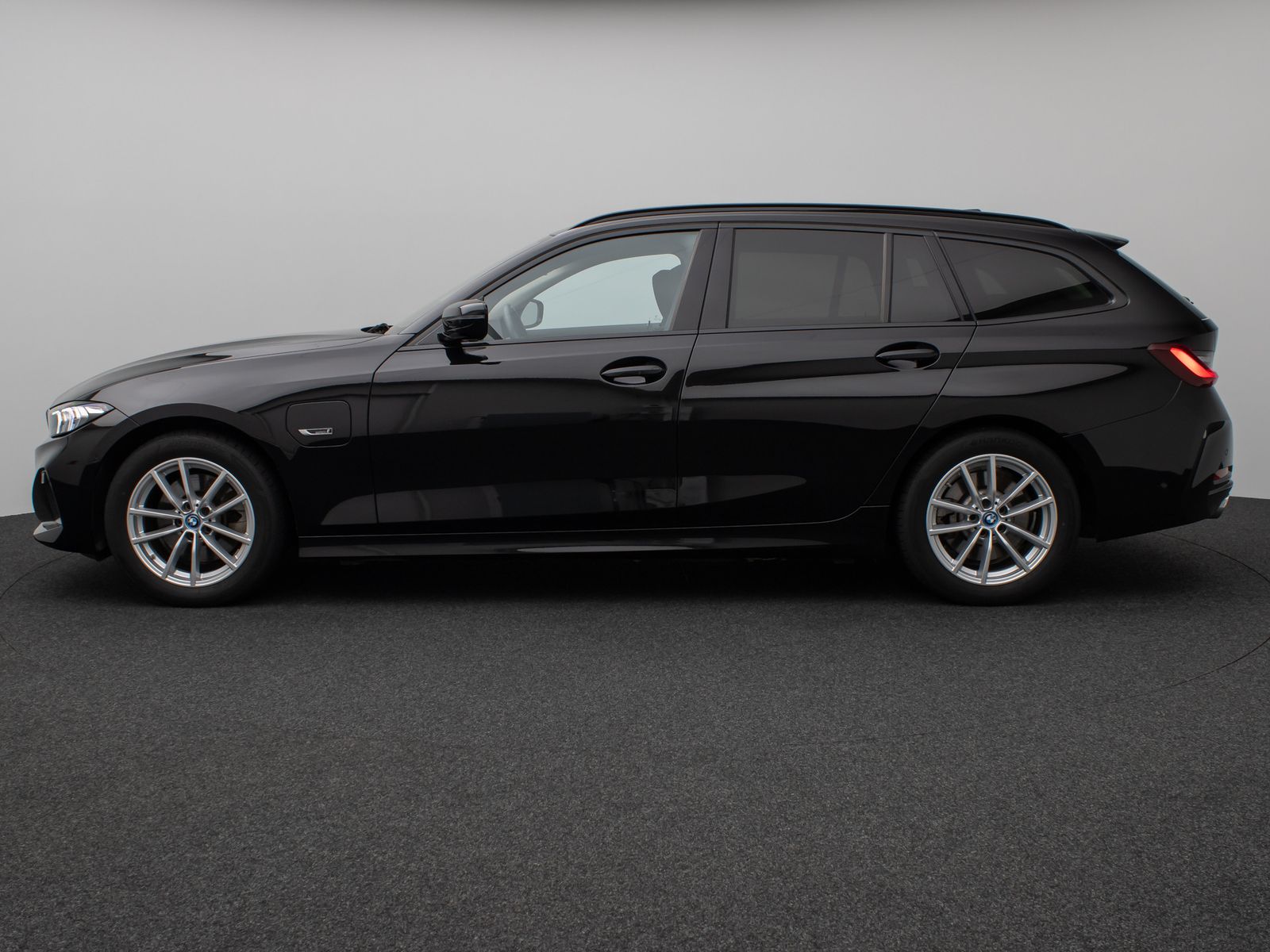 Fahrzeugabbildung BMW 320e Panoram Kamera HUD DAB HiFi Geschwindigkeit