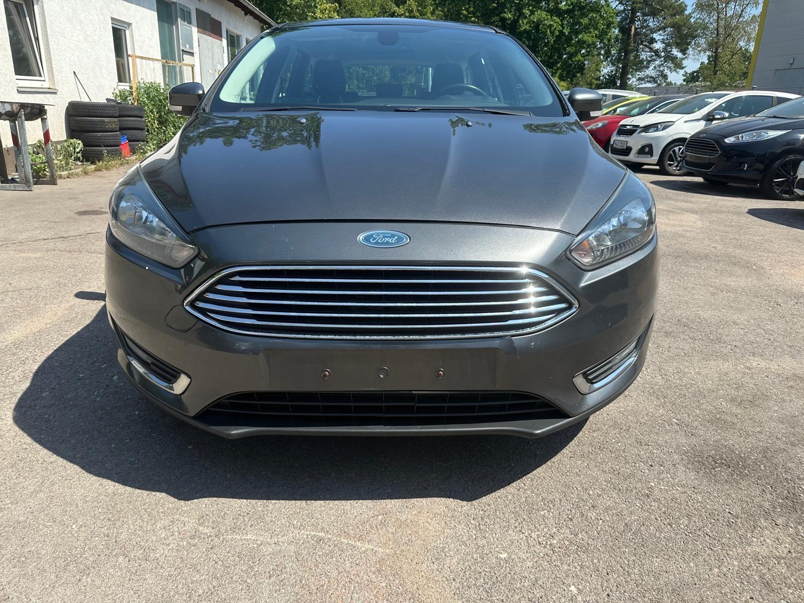 Ford Focus 2015 — rear view