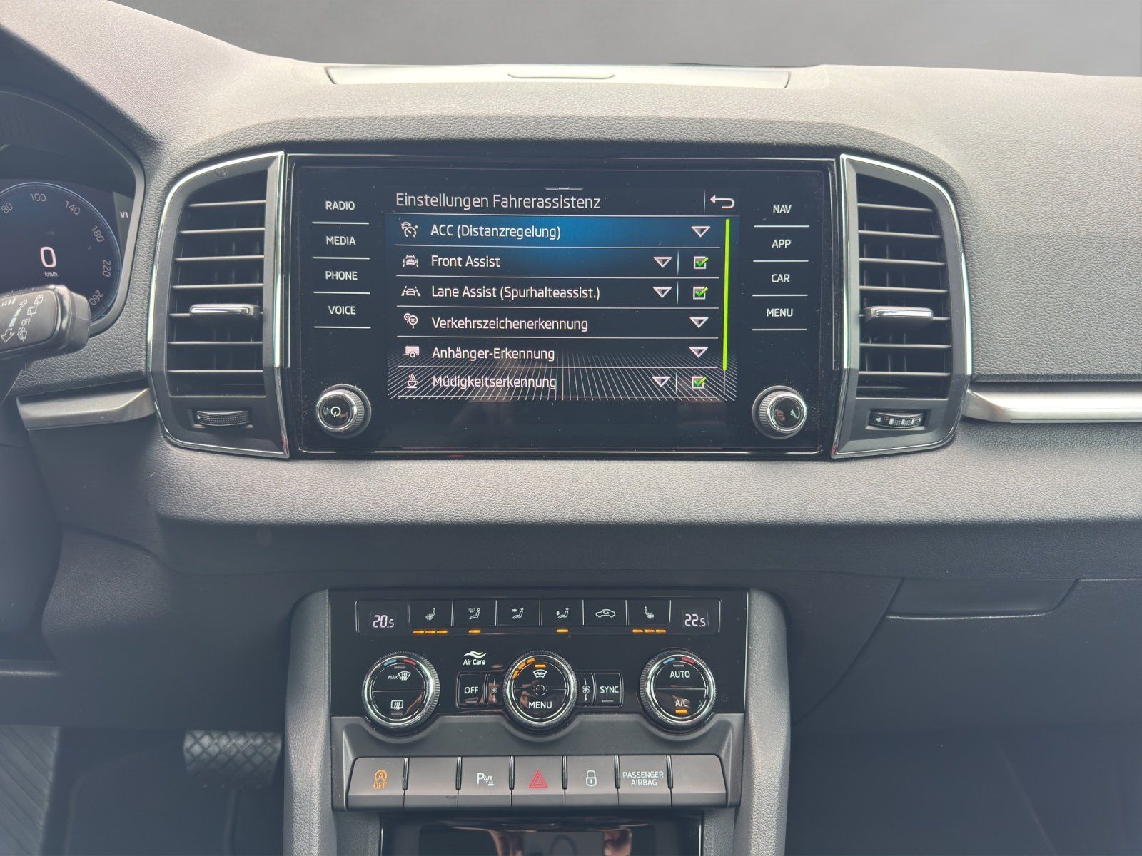 Fahrzeugabbildung SKODA Karoq Tour 2,0 TDI 4x4 DSG/LED/ACC/CAM/NAVI/AHK/