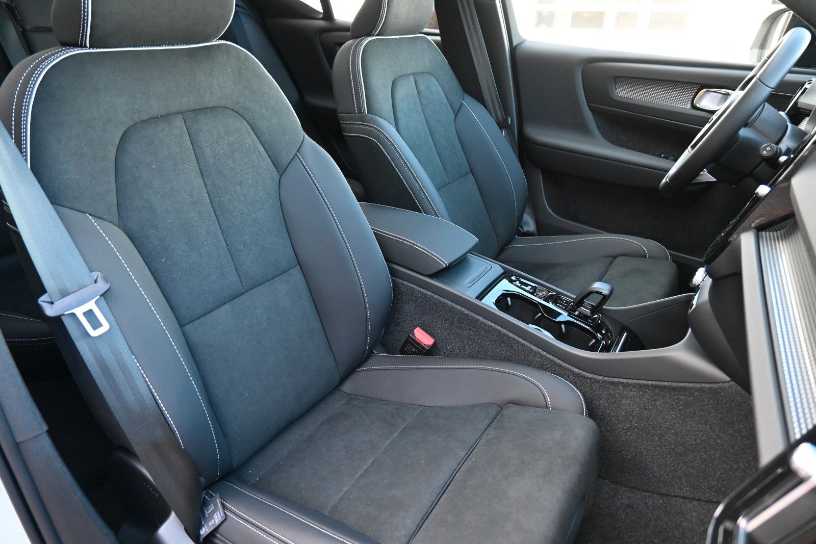 Fahrzeugabbildung Volvo XC40 B3 DKG Plus Dark*FSHZG*Pixel*360°*ACC